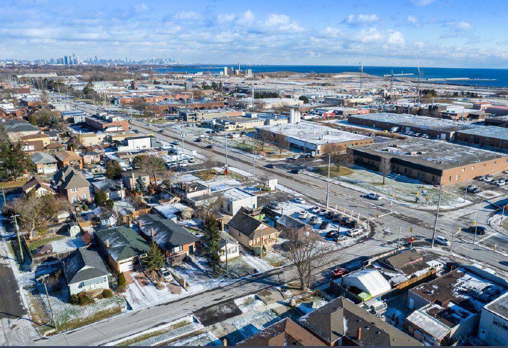 Mississauga, ON L5E 1C9,825-827 Lakeshore RD E