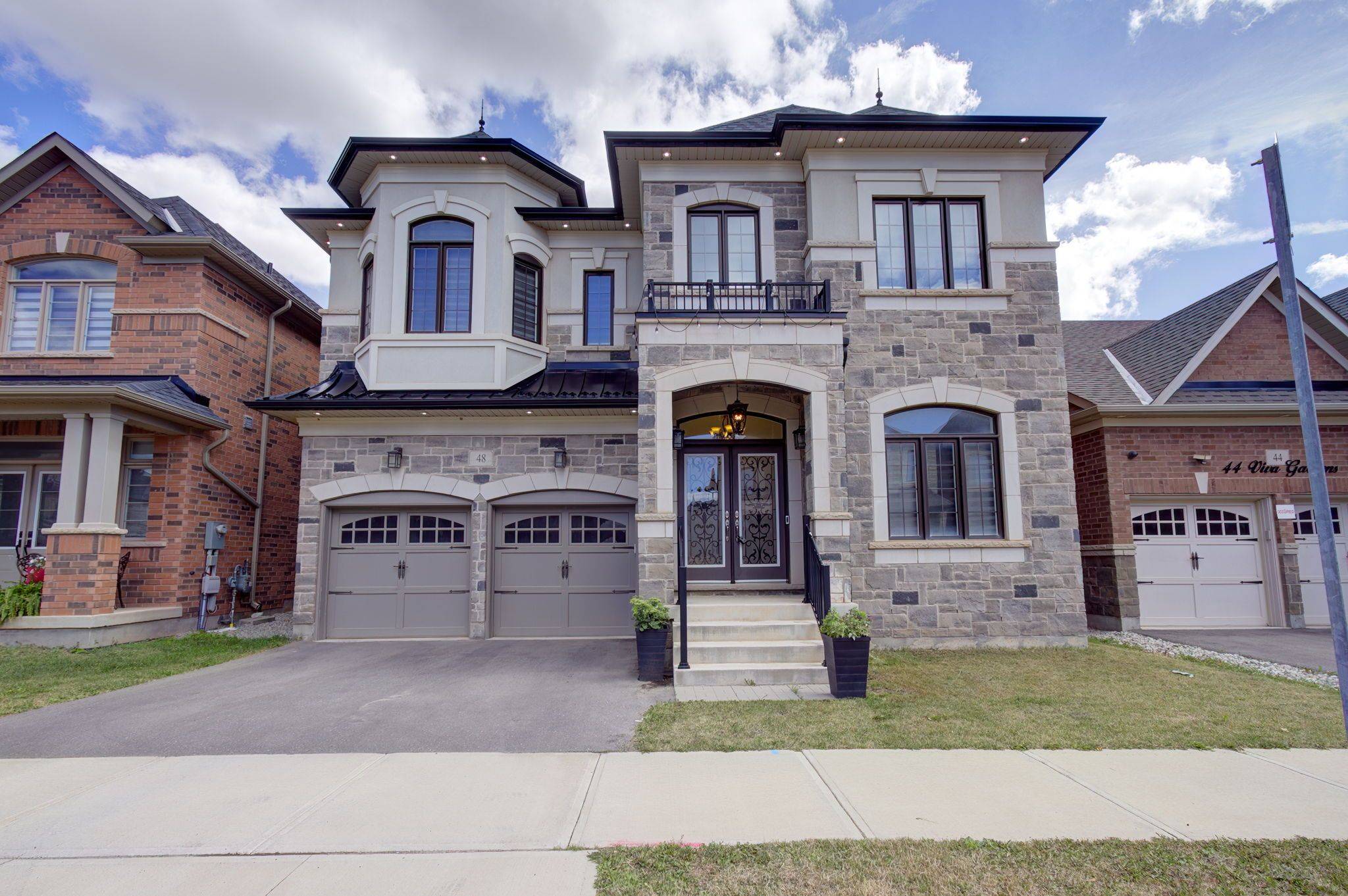 Oakville, ON L6H 0Z1,48 Viva Gardens N/A