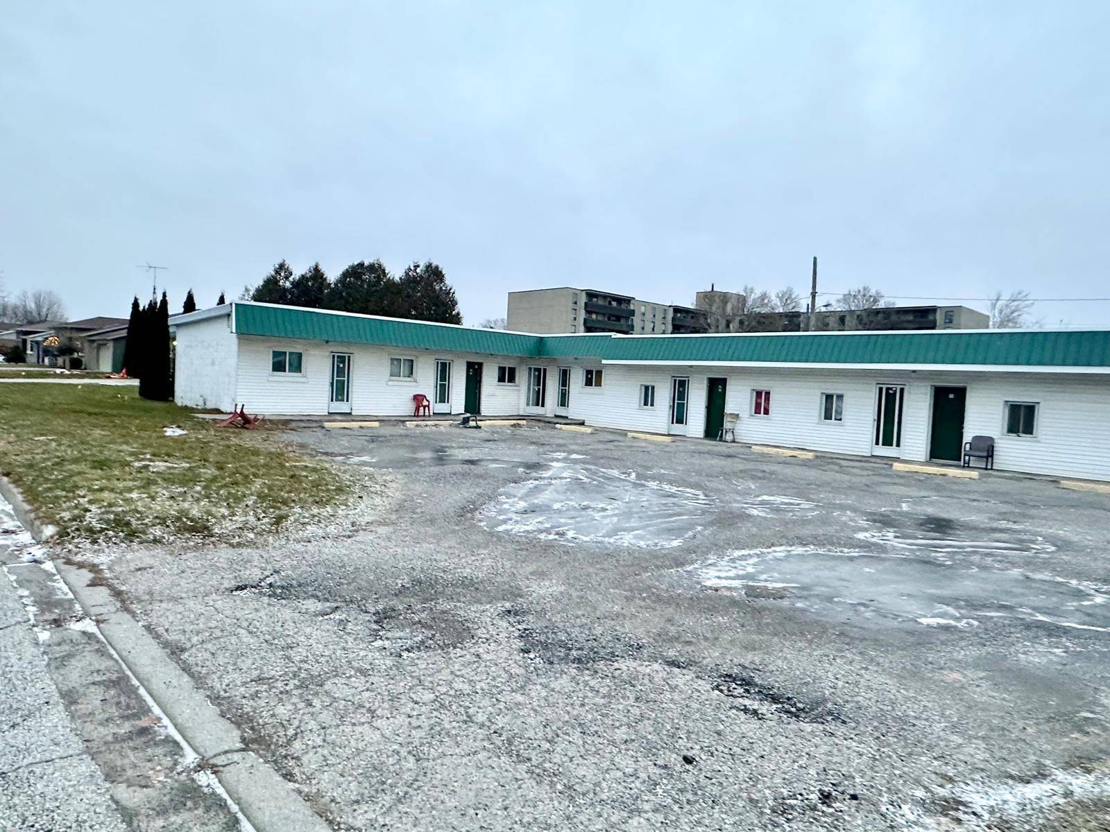 Chatham-kent, ON N7L 1X4,421 Grand AVE E