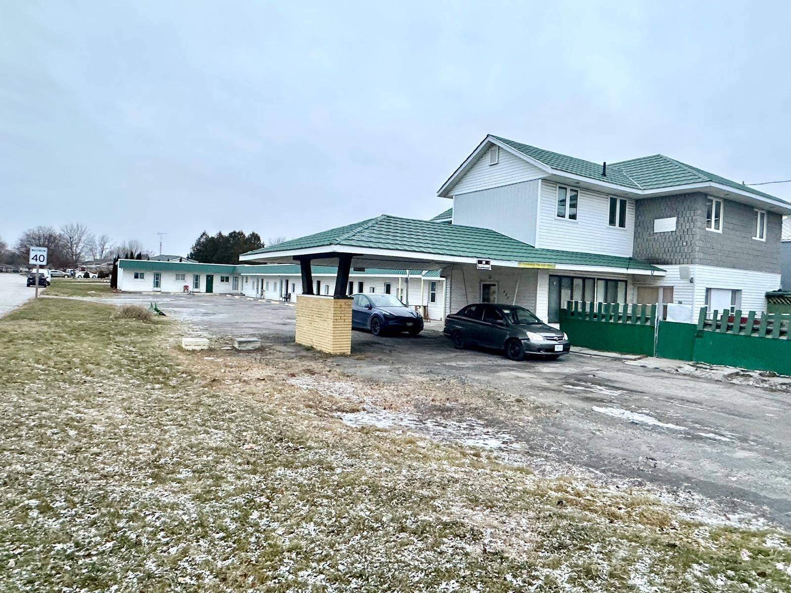 Chatham-kent, ON N7L 1X4,421 Grand AVE E