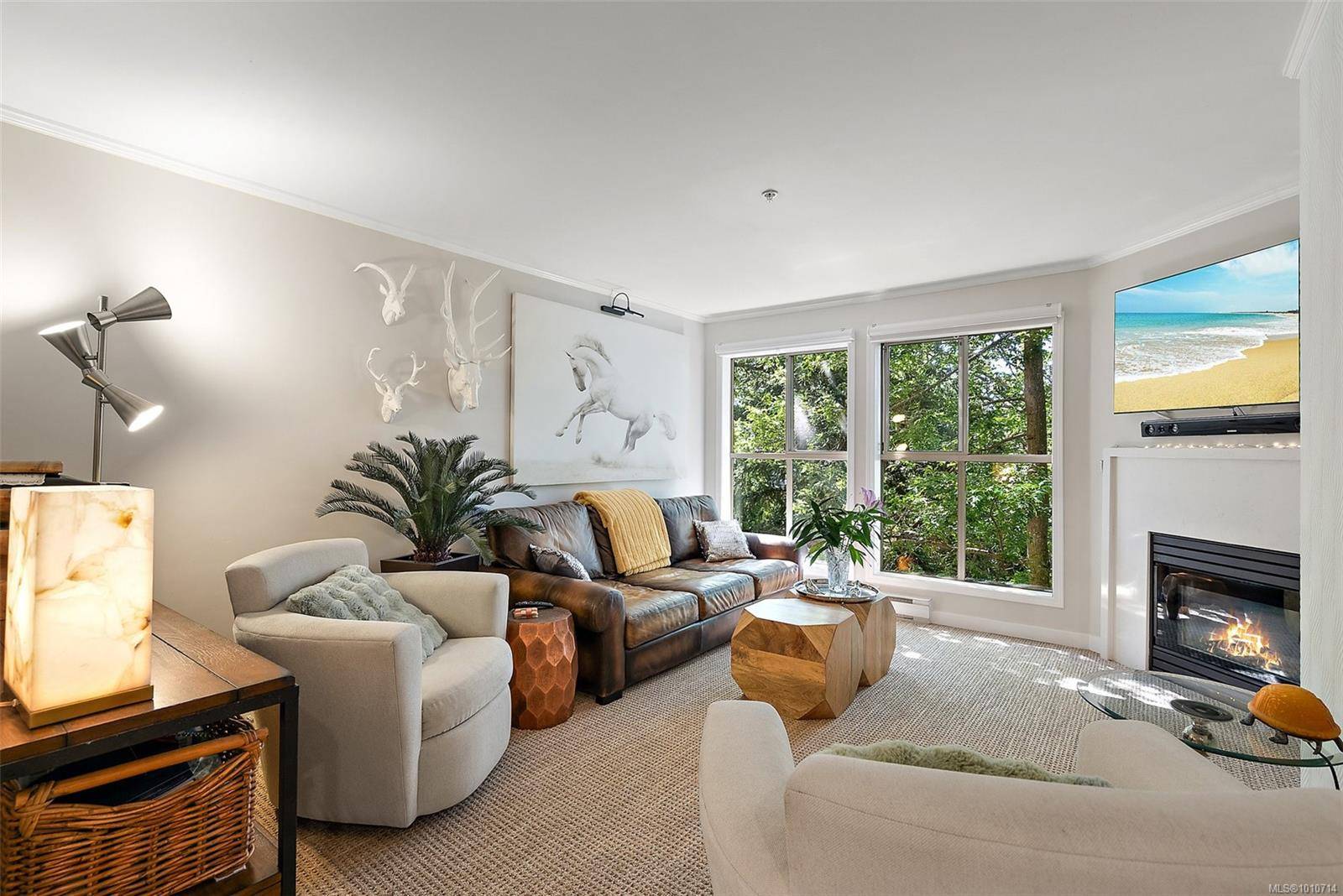 Saanich, BC V8X 1M5,3363 Glasgow Ave #305