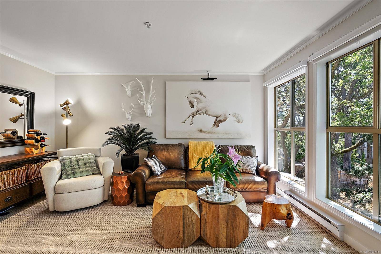 Saanich, BC V8X 1M5,3363 Glasgow Ave #305