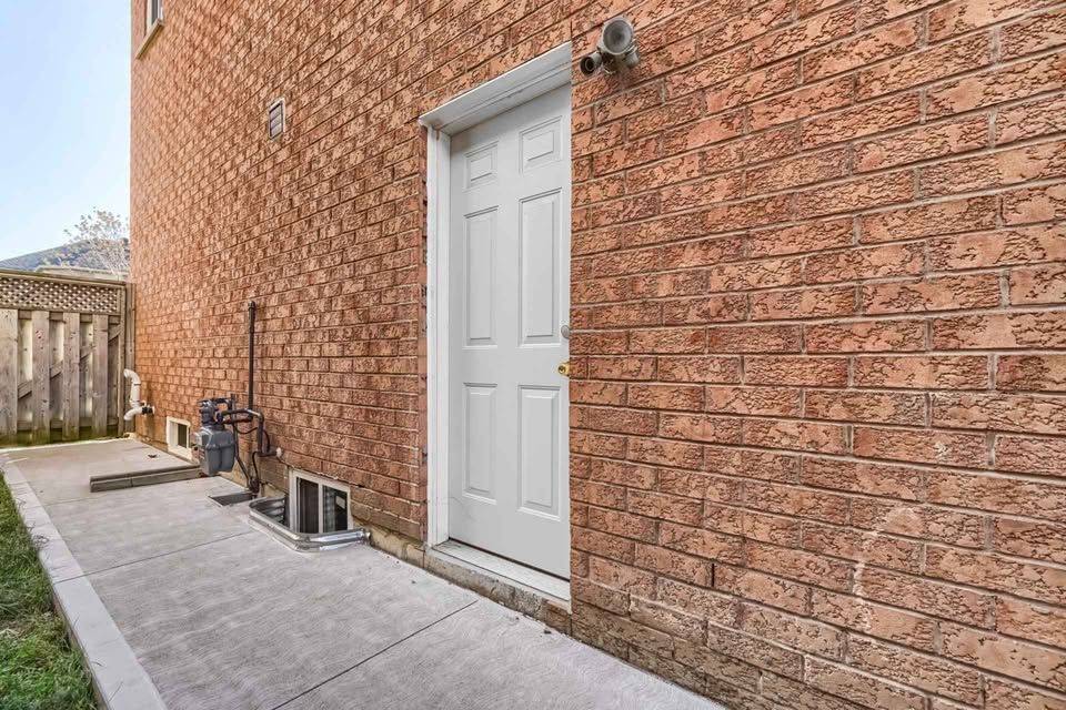 Mississauga, ON L5M 6R1,3974 Freeman TER S