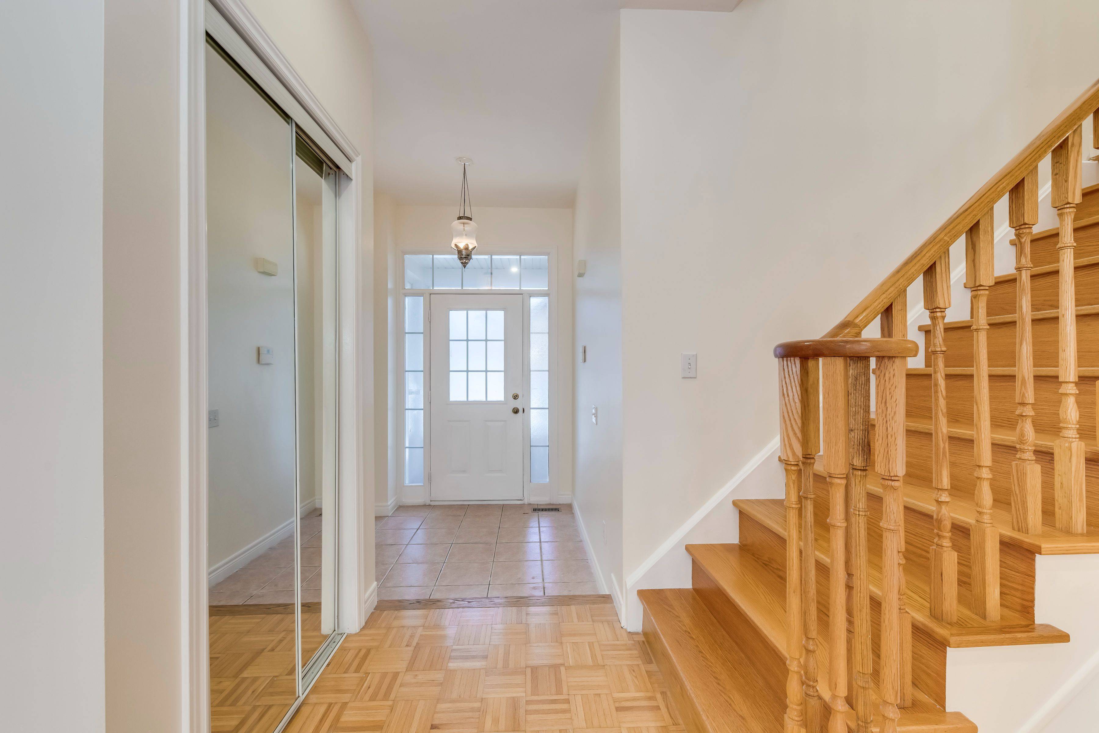 Mississauga, ON L5V 2R2,799 Khan CRES #UPPER