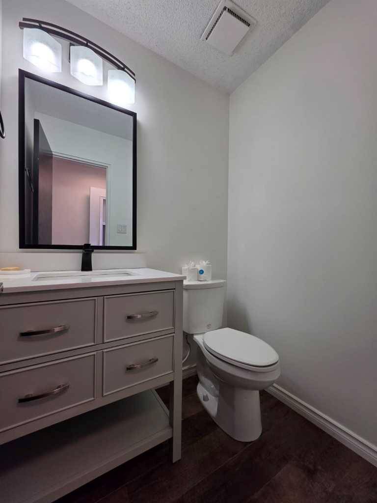 Lethbridge, AB T1K 3P2,4025 Glacier AVE S #22