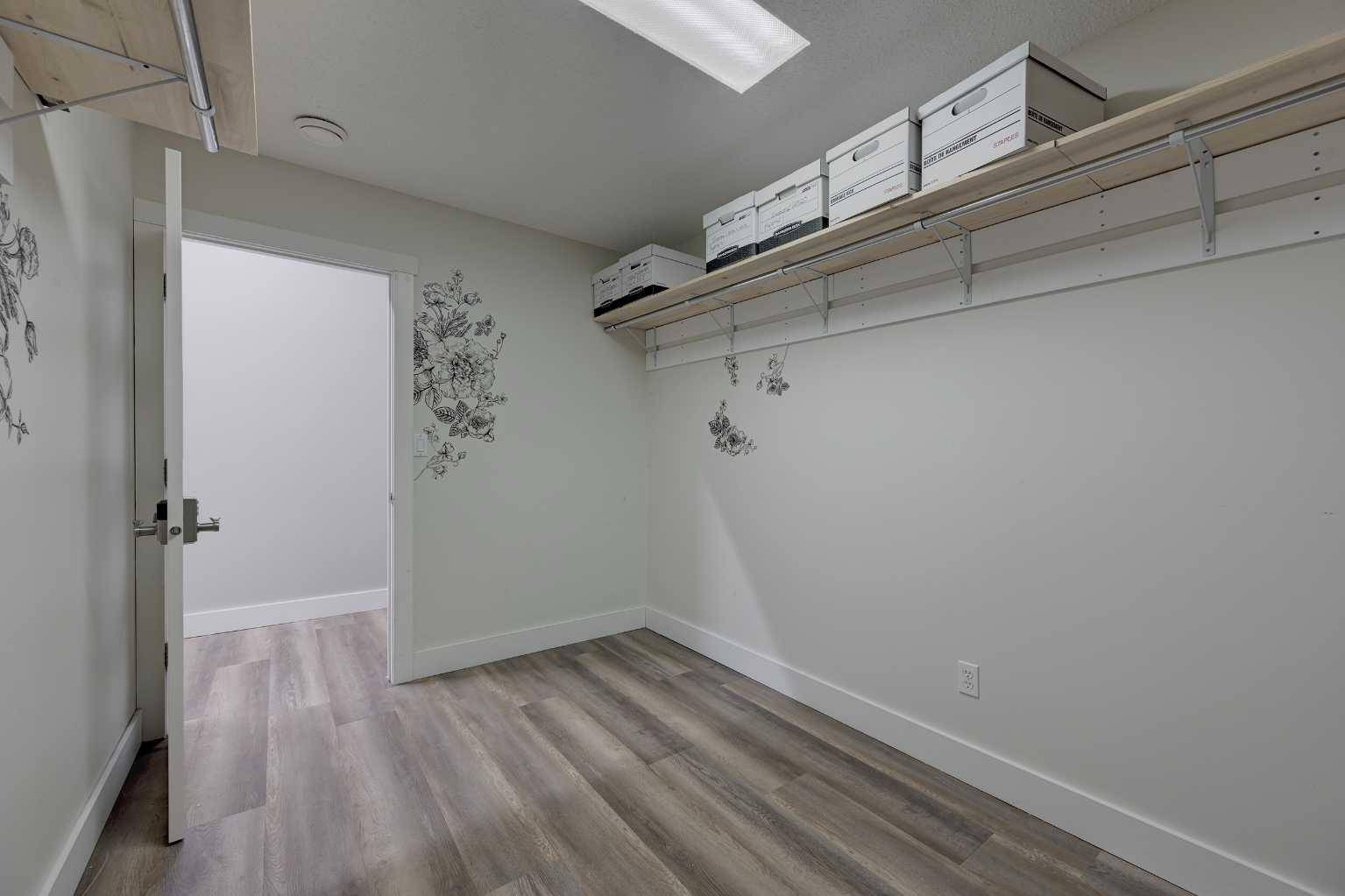 Red Deer, AB T4N 6Y6,5116 52 ST #203