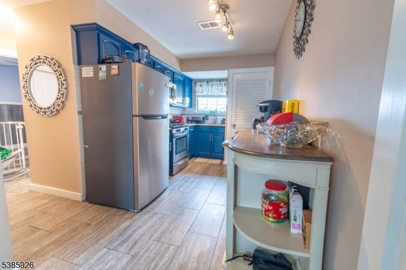 Newark City, NJ 07105,272-276 Walnut St #4B