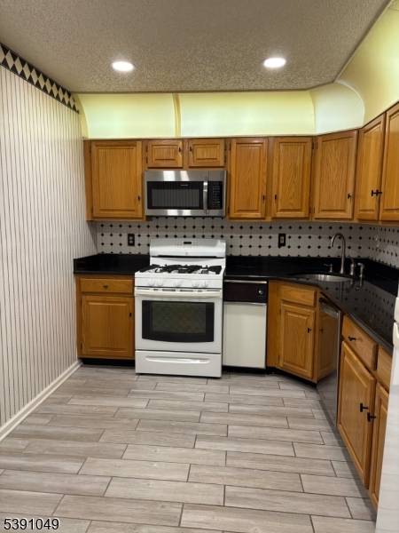 Newark City, NJ 07103,77 Howard St