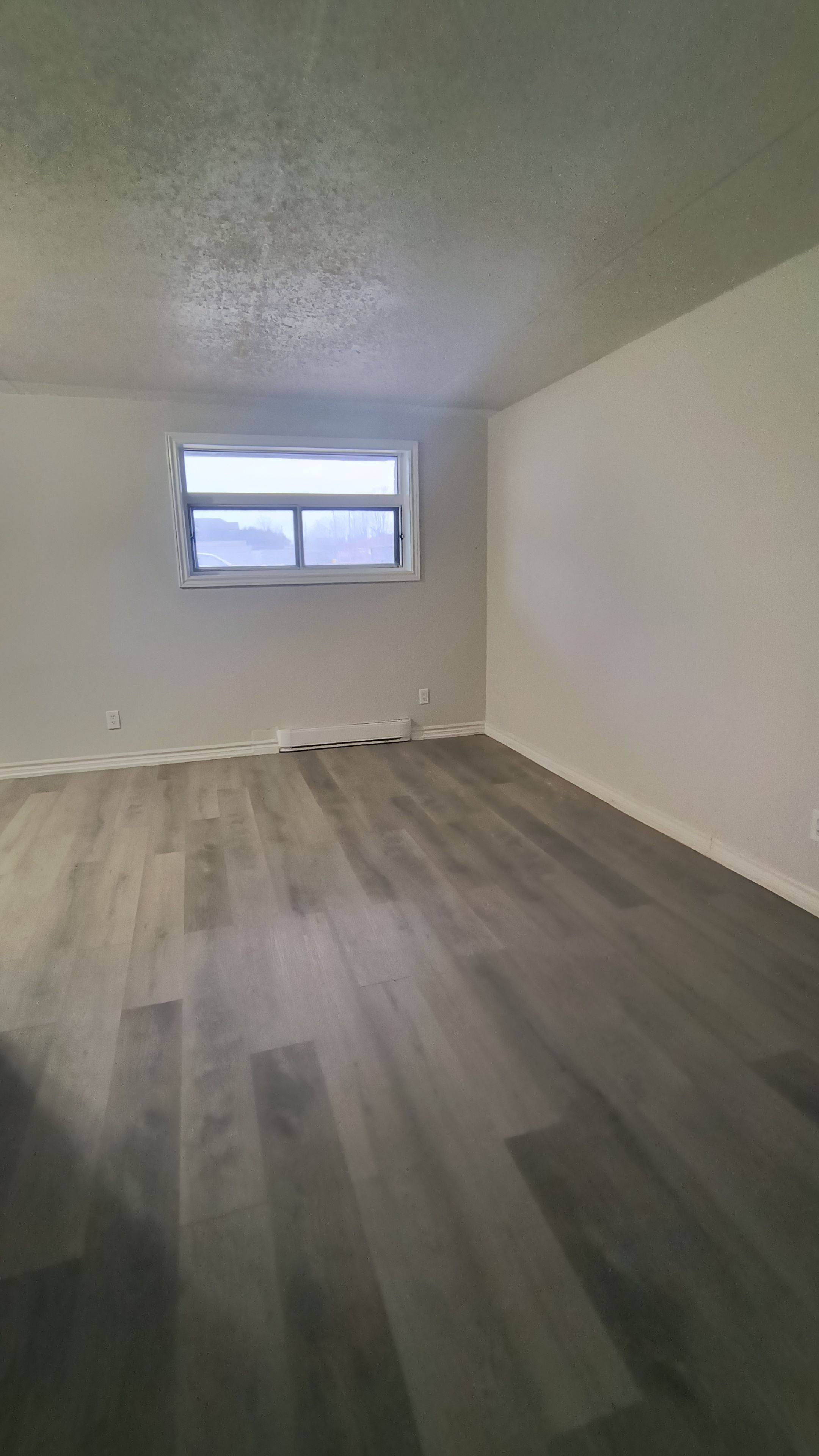 Oshawa, ON L1H 3N2,560 Bloor ST E #109