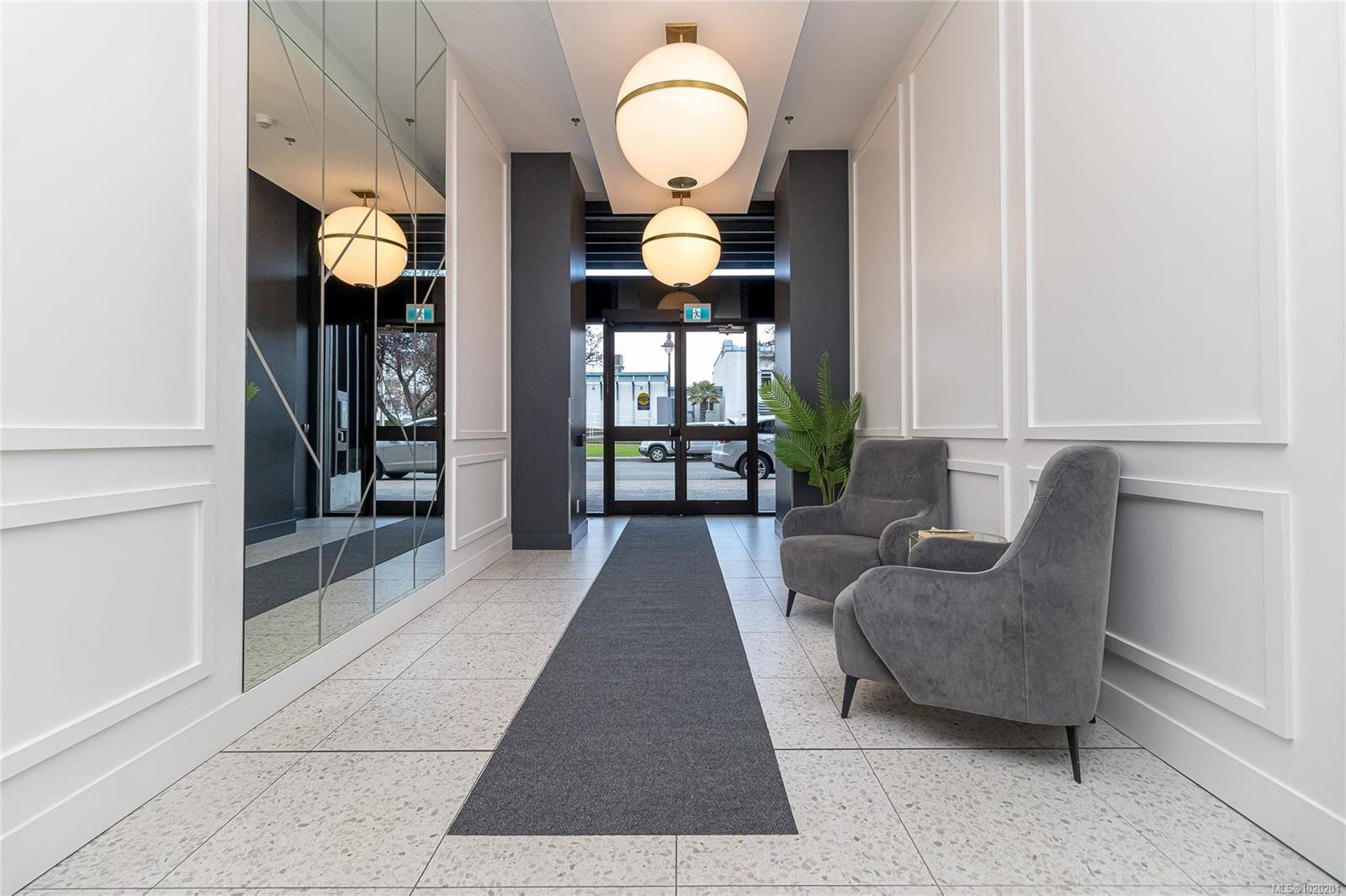 Sidney, BC V8L 1Y8,2461 Sidney Ave #411