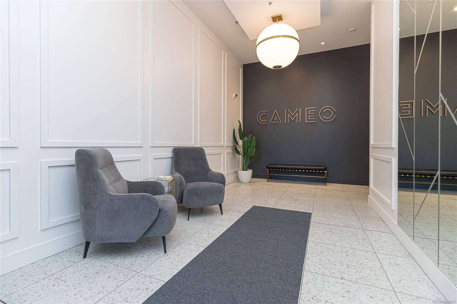 Sidney, BC V8L 1Y8,2461 Sidney Ave #411