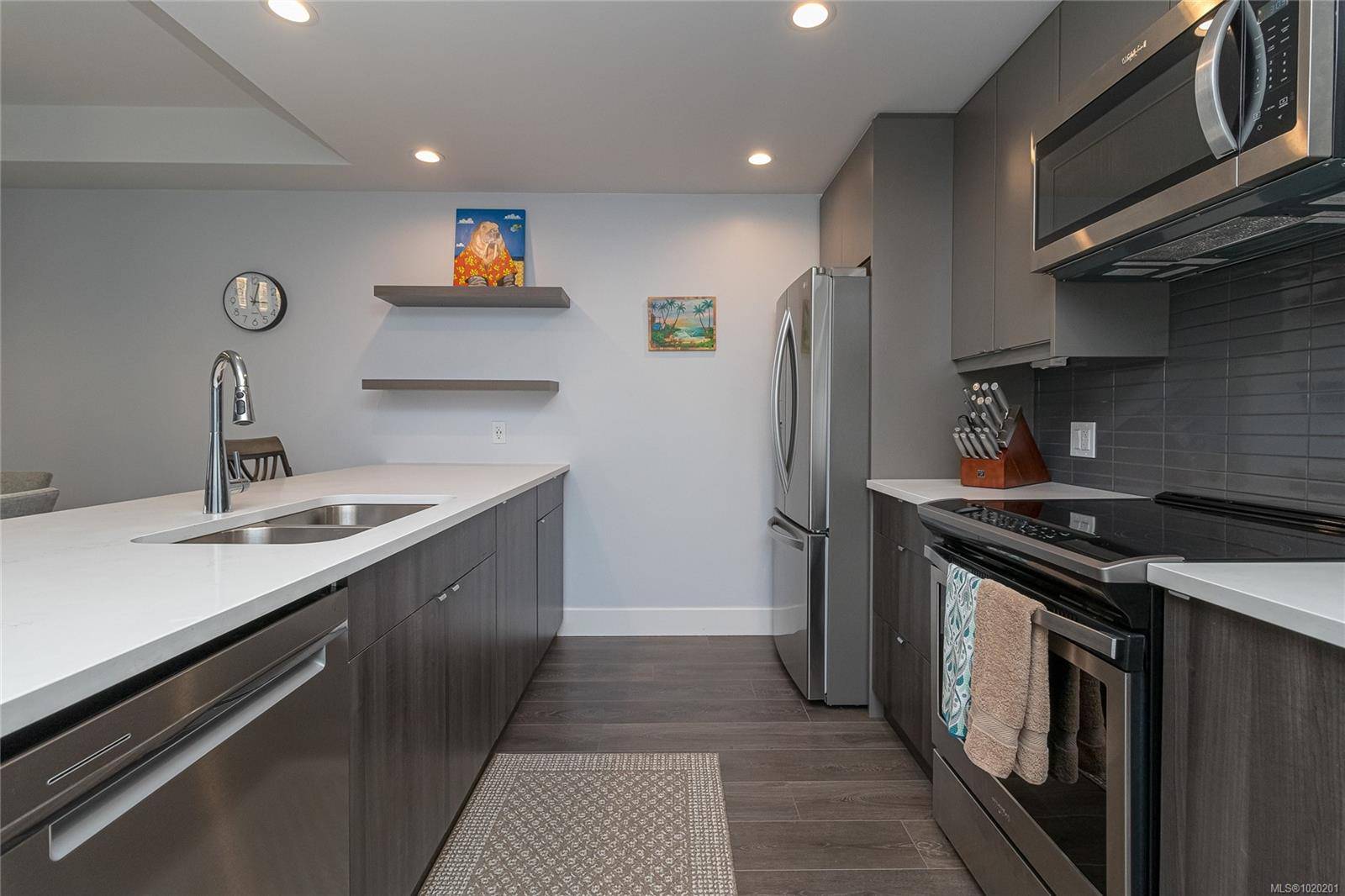 Sidney, BC V8L 1Y8,2461 Sidney Ave #411