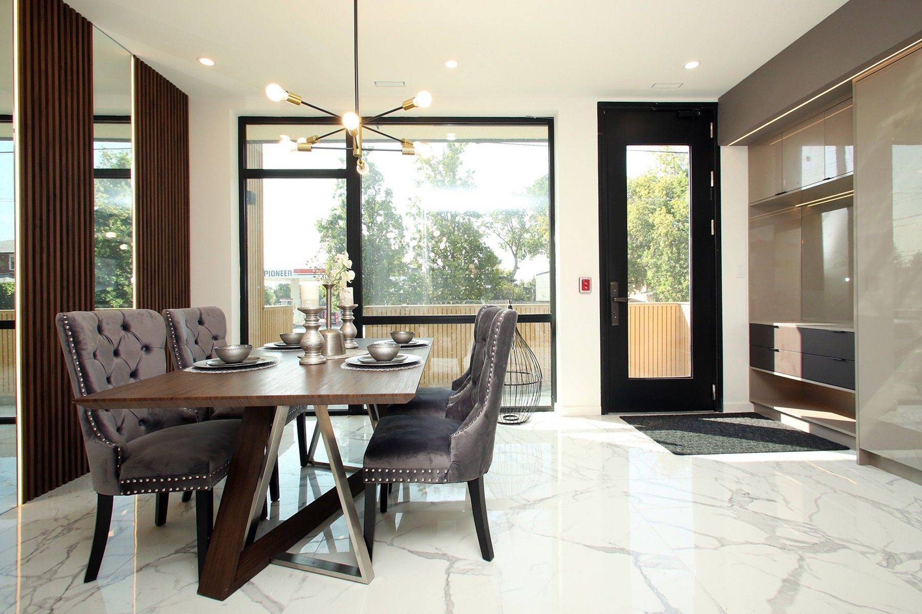 Toronto W06, ON M8W 3T4,4B Owen ST