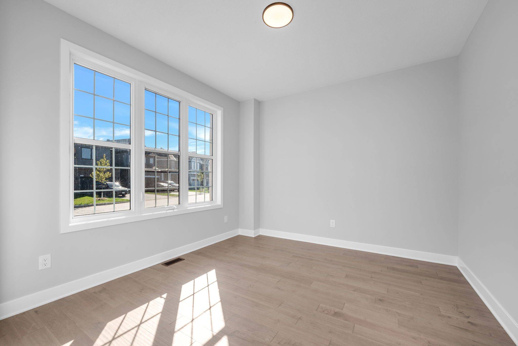 Blossom Park - Airport And Area, ON K1X 0J6,584 Paakanaak AVE