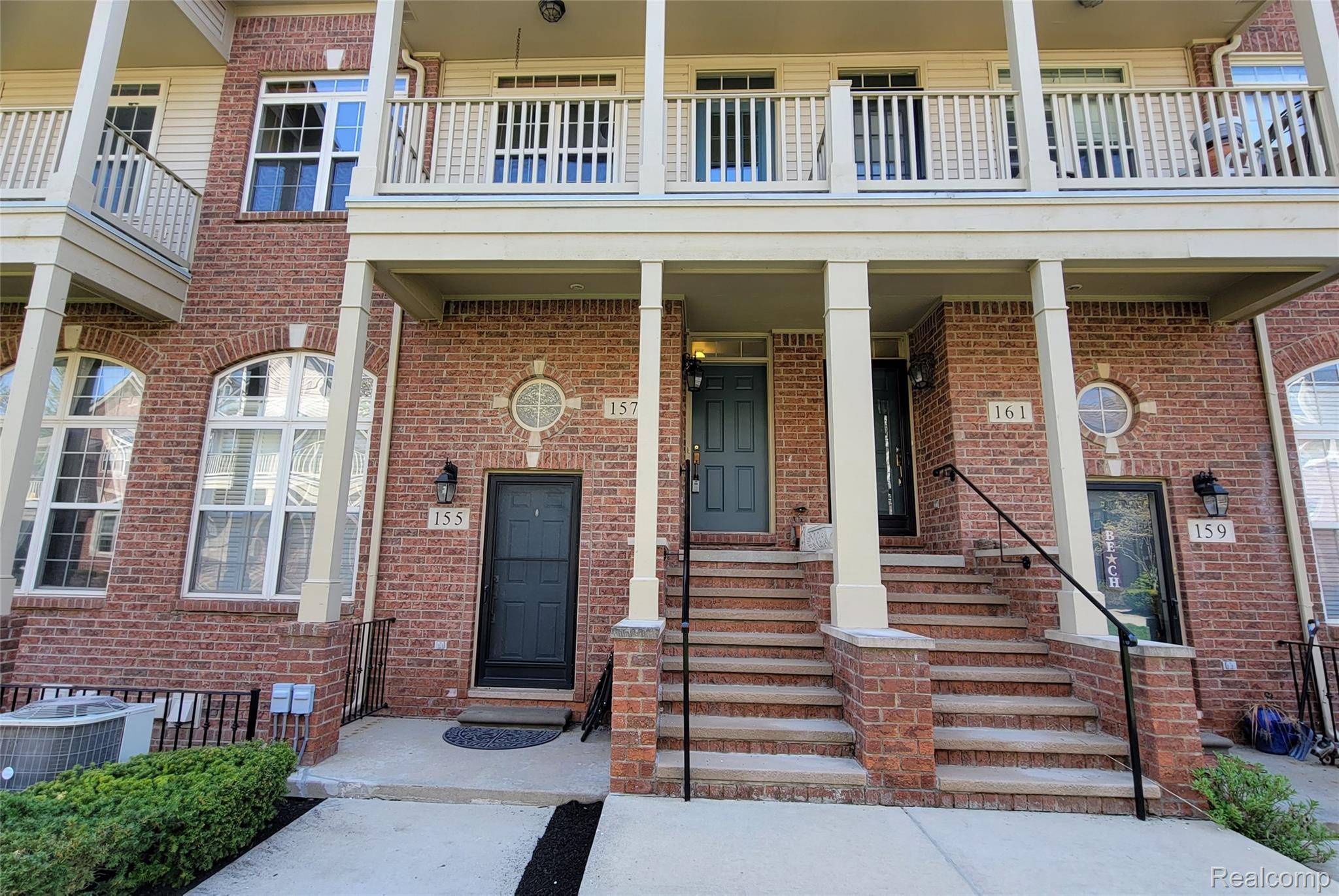 Walled Lake, MI 48390,157 E BAY DR