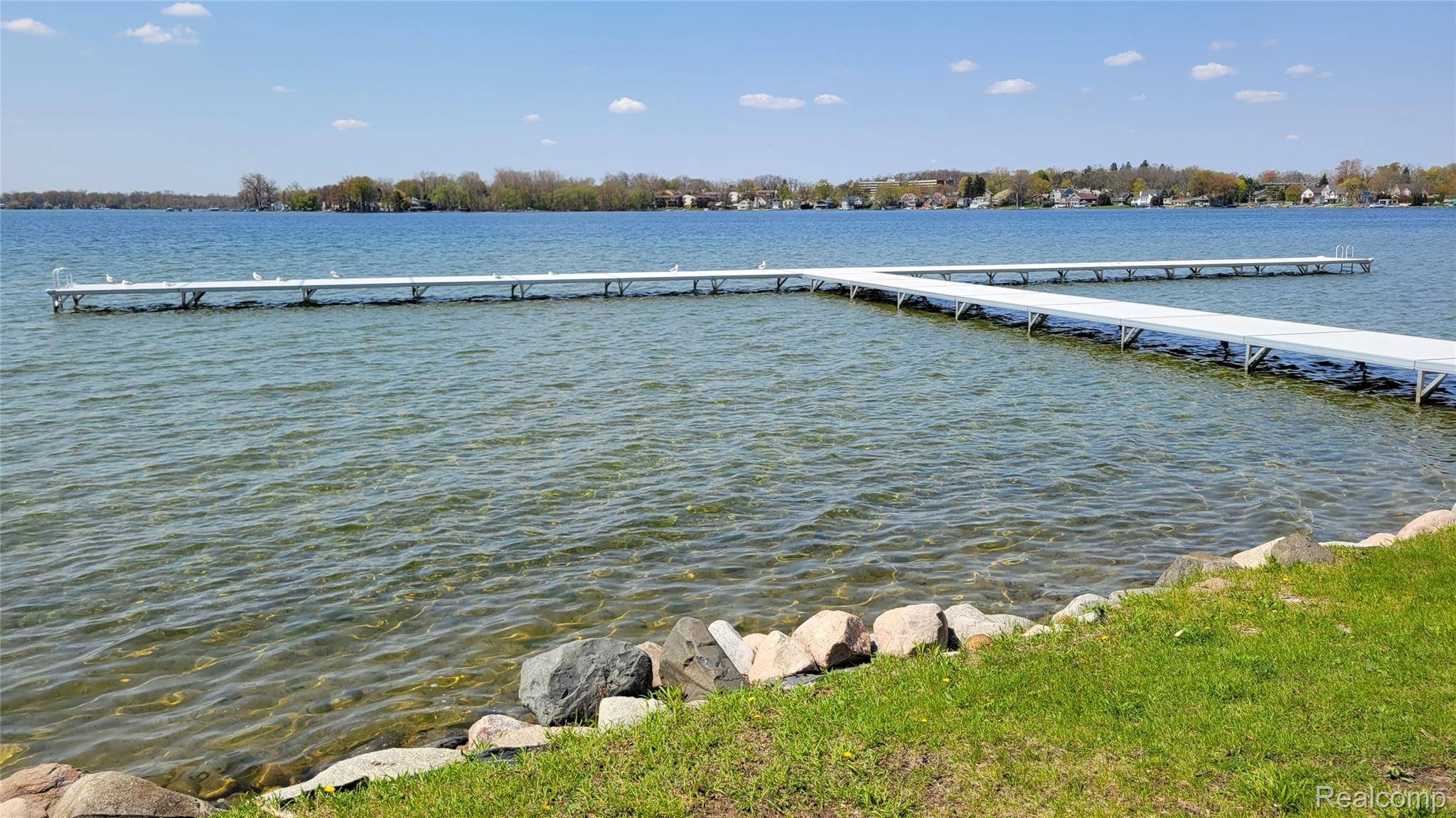 Walled Lake, MI 48390,157 E BAY DR