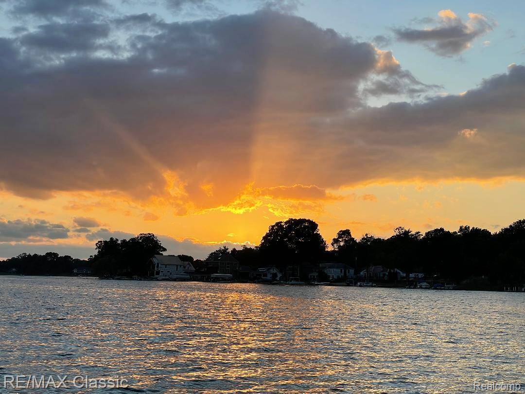 Fenton, MI 48430,3482 Ponemah DR