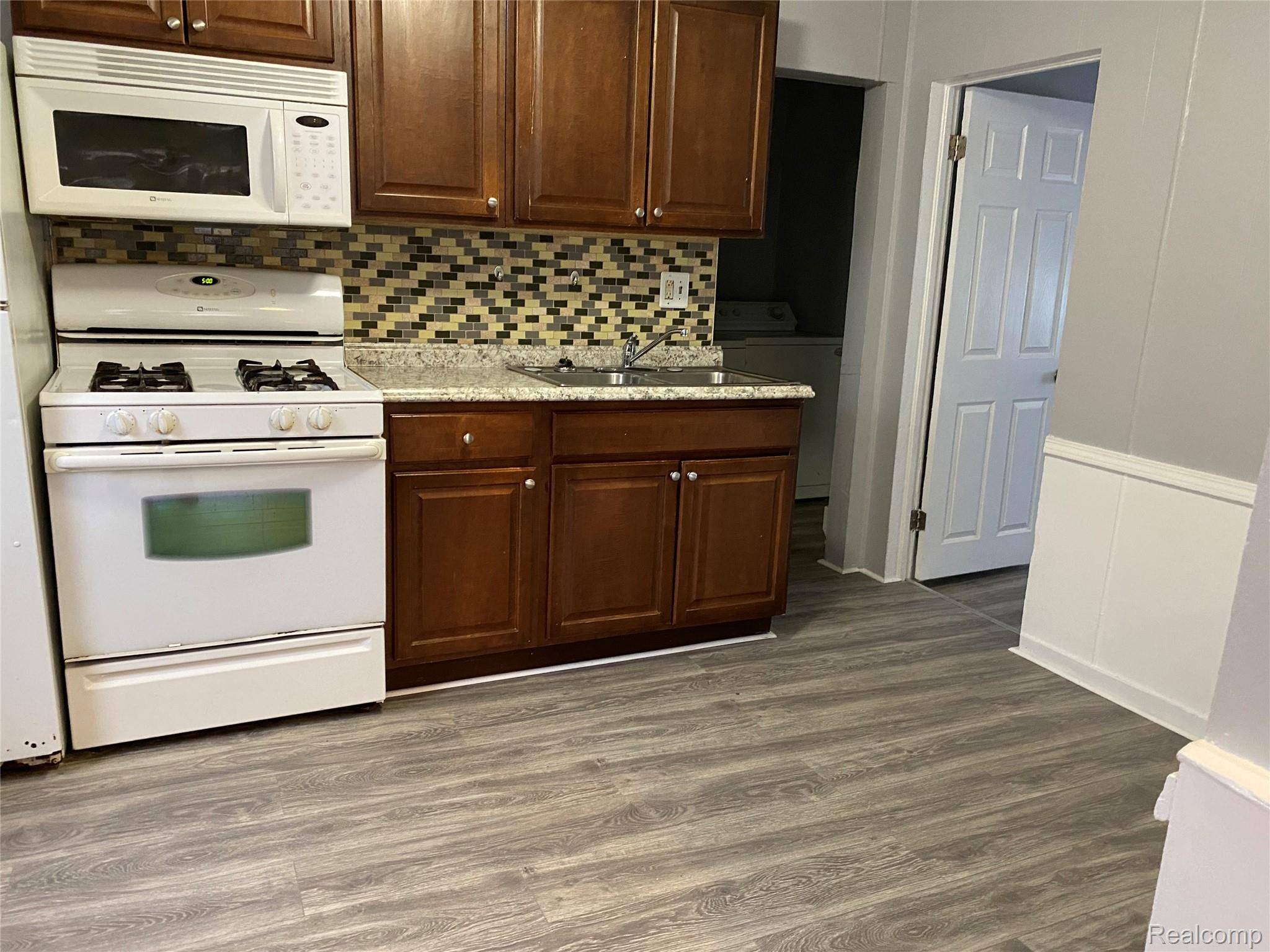 Fenton, MI 48220,615 Ardmore DR