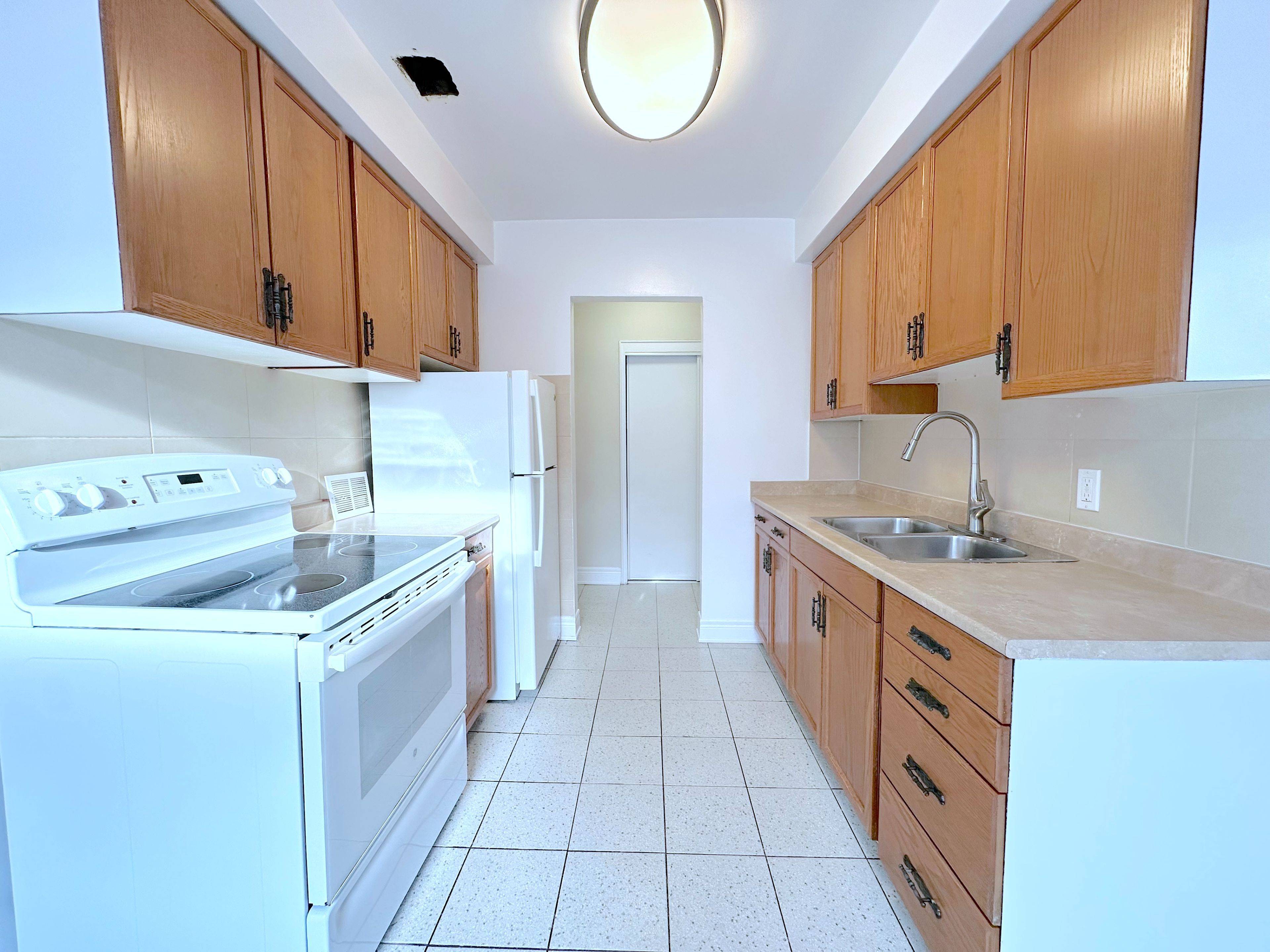 Toronto C04, ON M6A 2J3,104 Rajah ST #8