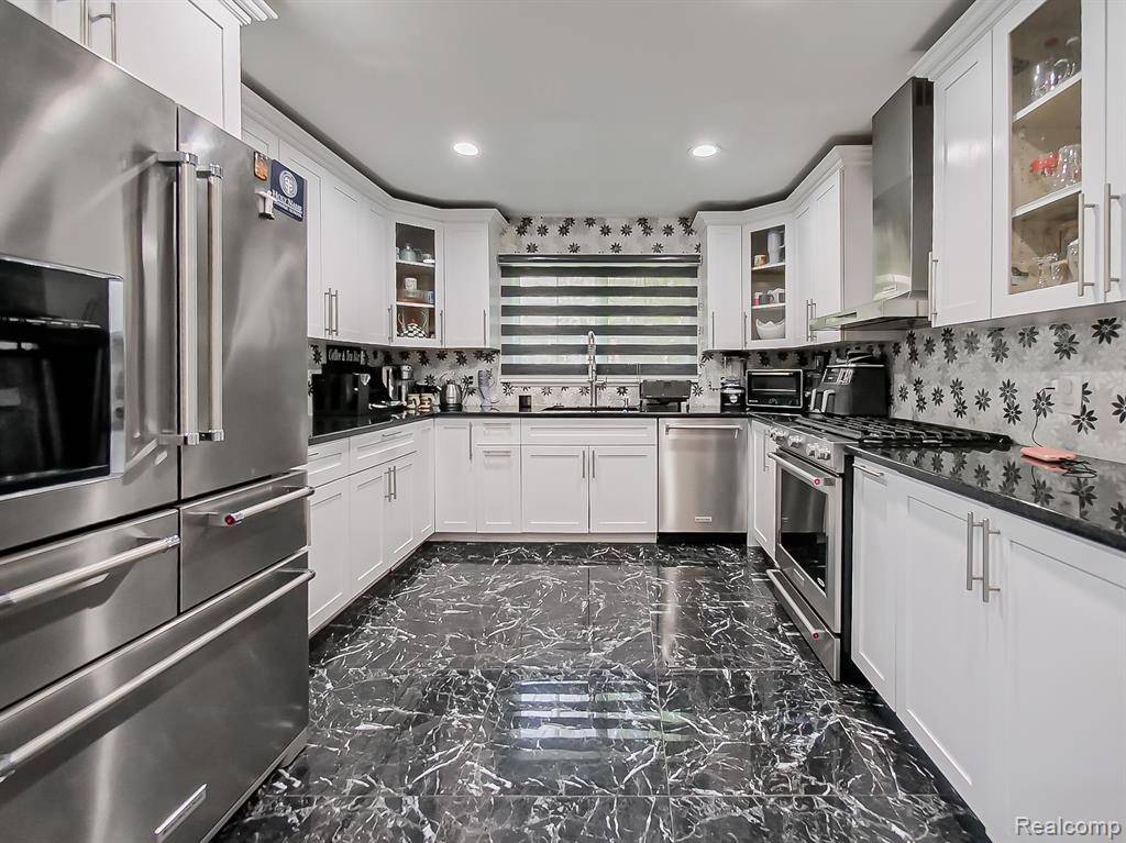 Troy, MI 48083,2196 Niagara drive DR