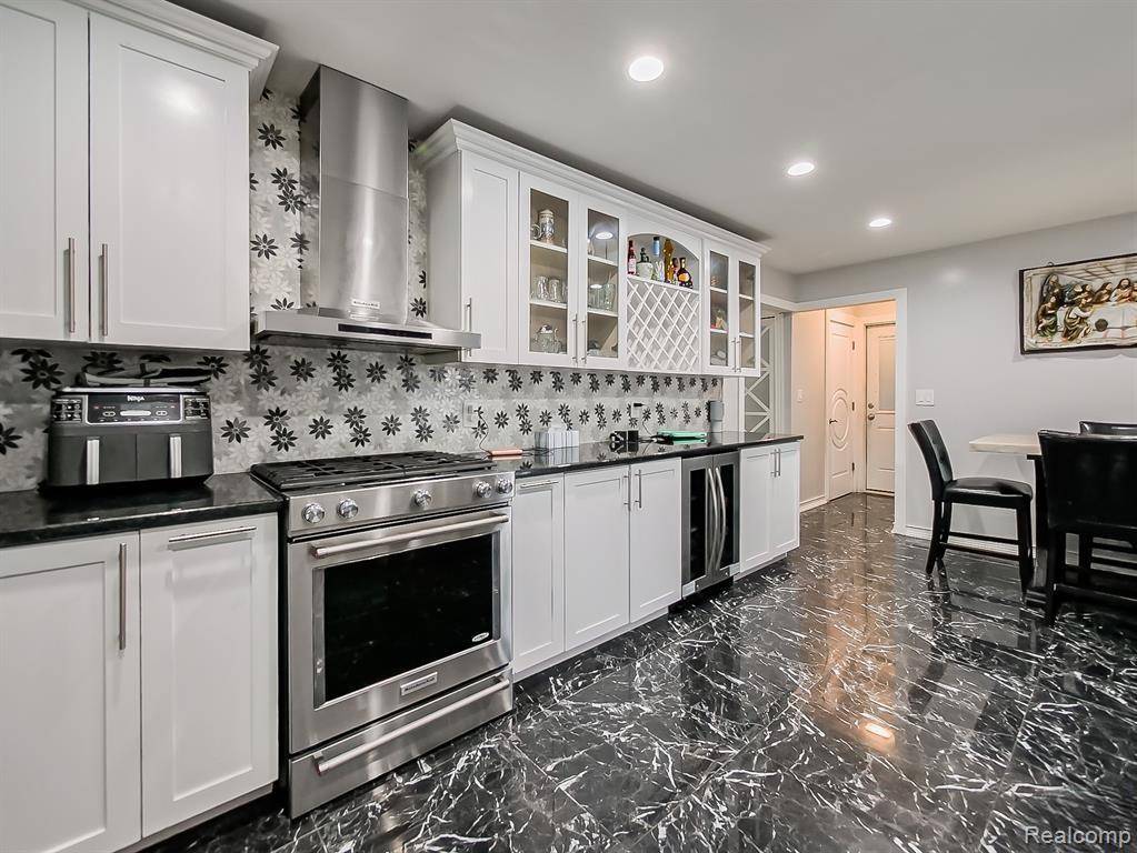 Troy, MI 48083,2196 Niagara drive DR