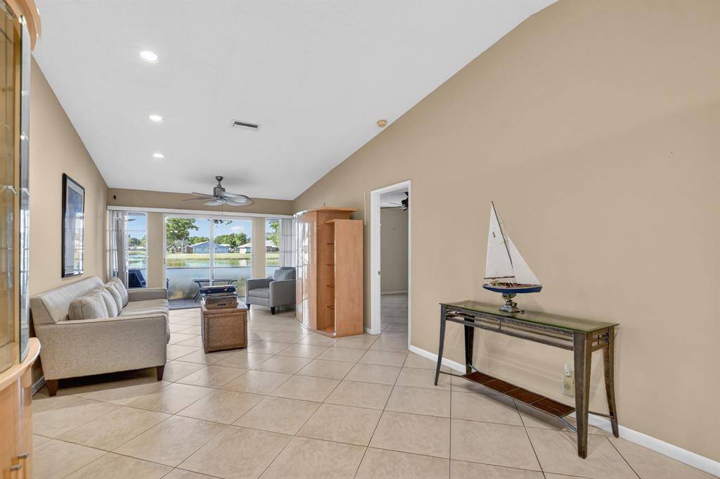 Boca Raton, FL 33496,18565 Cherborg Dr #18565