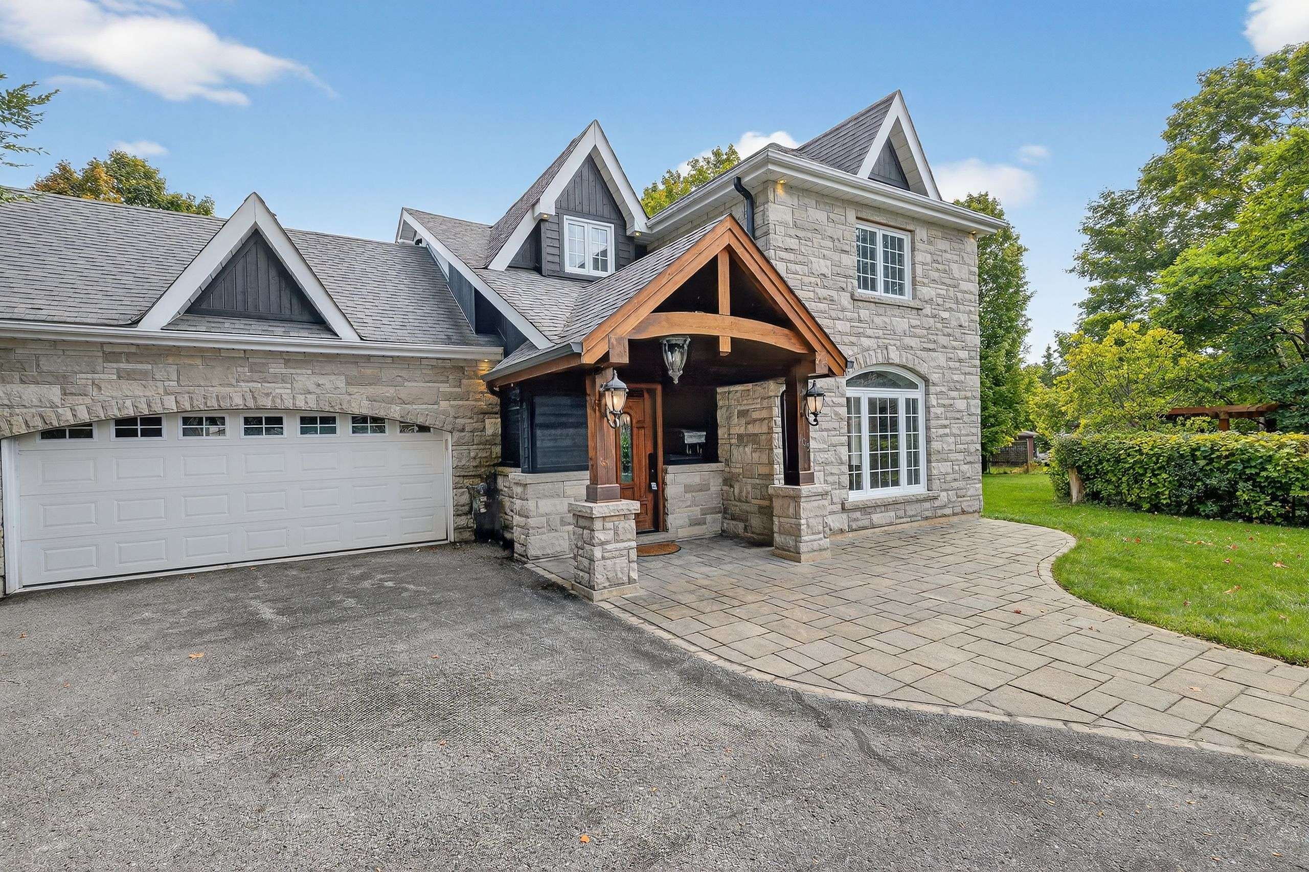 Barrie, ON L4M 3V9,105 Duckworth ST