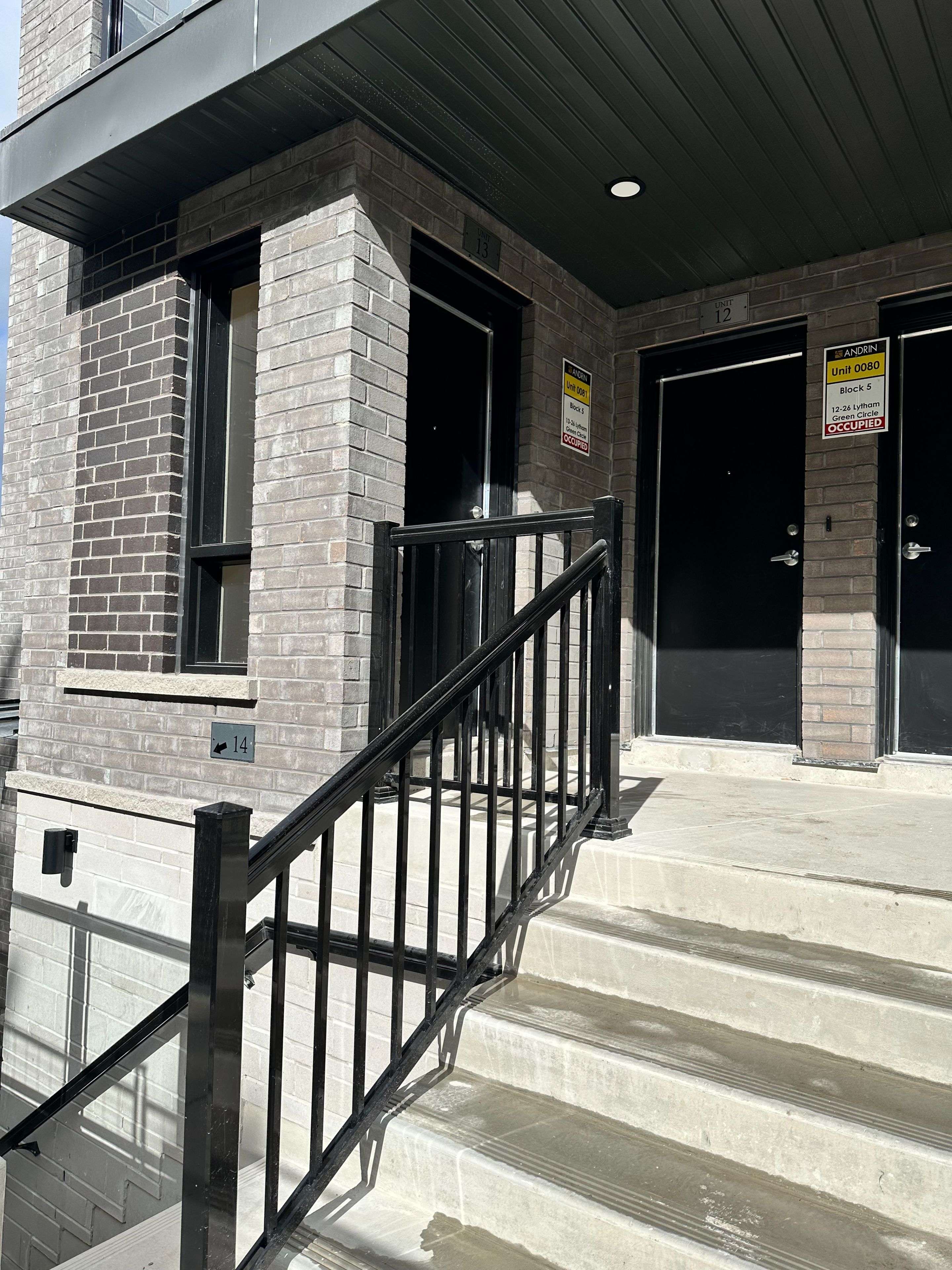 Newmarket, ON L3Y 0H5,26 Lytham Green CIR #13