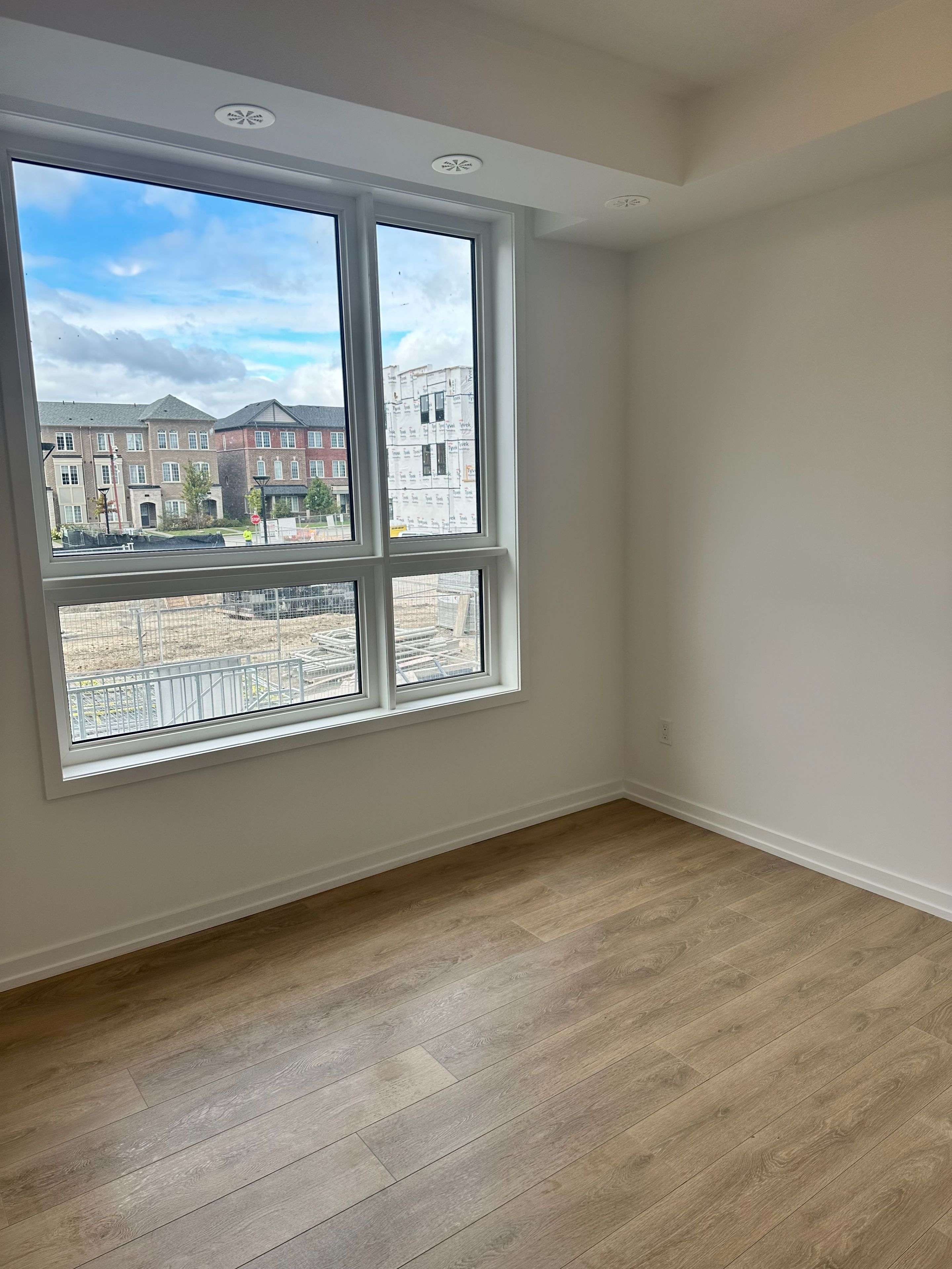 Newmarket, ON L3Y 0H5,26 Lytham Green CIR #13