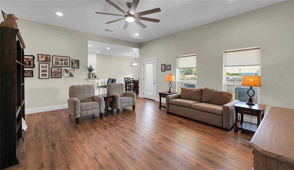 Clifton, TX 76634,910 S Avenue J