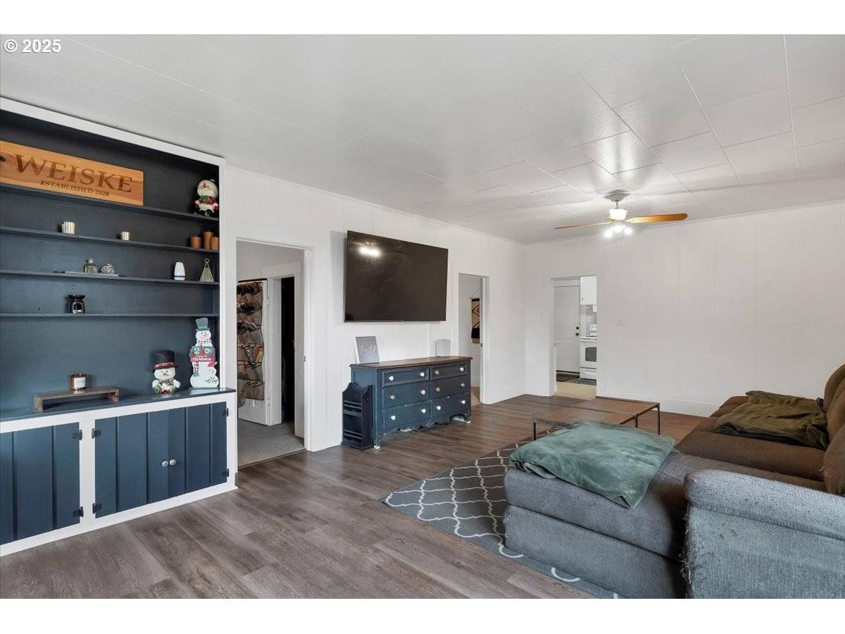 Jefferson, OR 97352,205 N 3RD ST