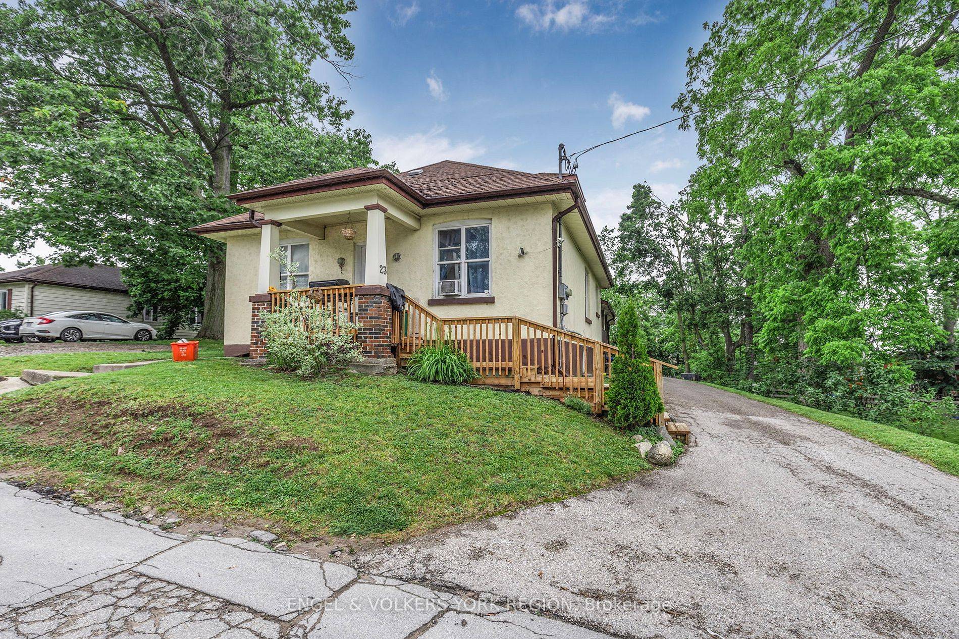 Barrie, ON L4M 3E3,23 Lount ST