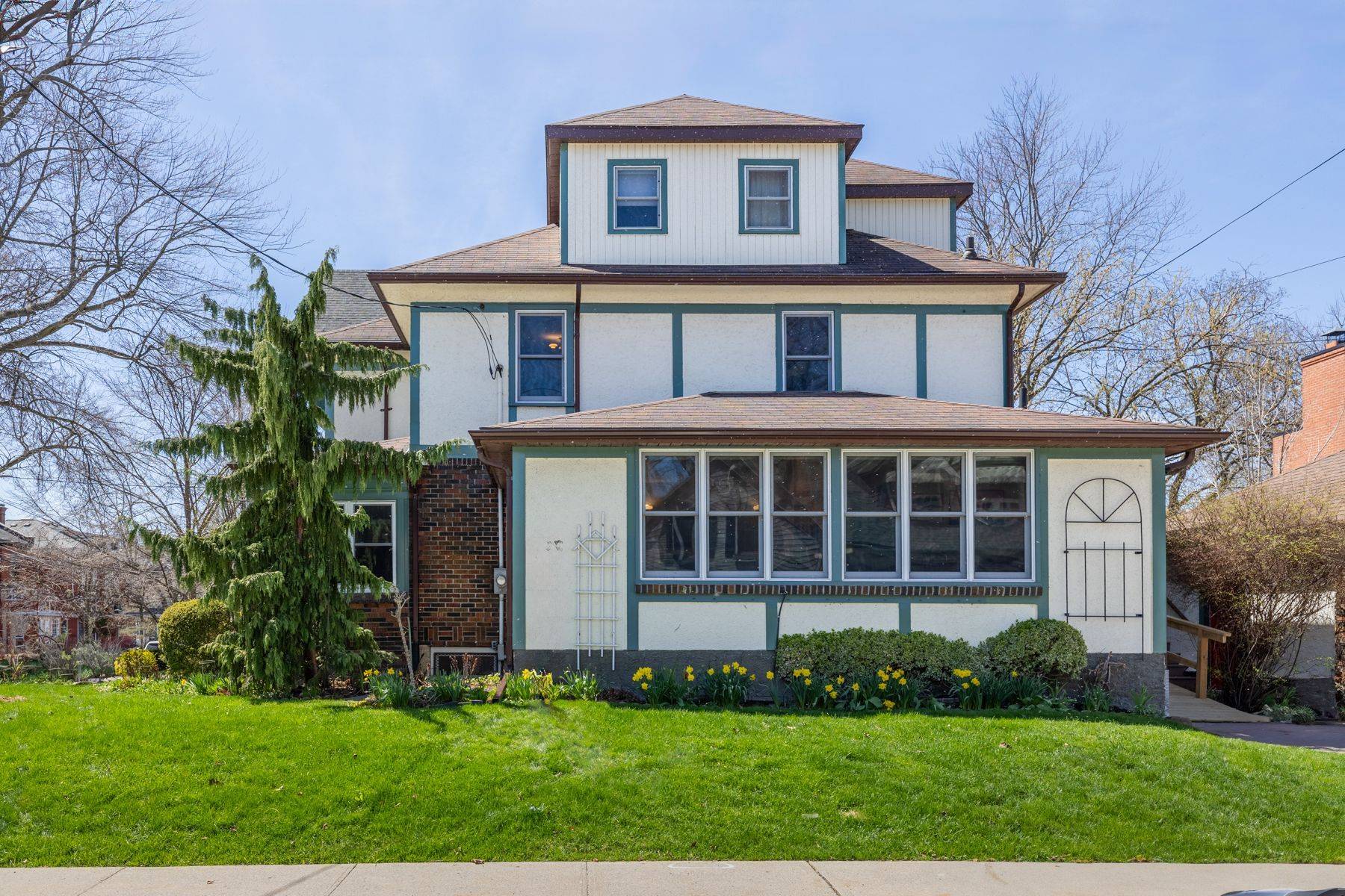 Kingston, ON K7L 3A2,180 King ST E