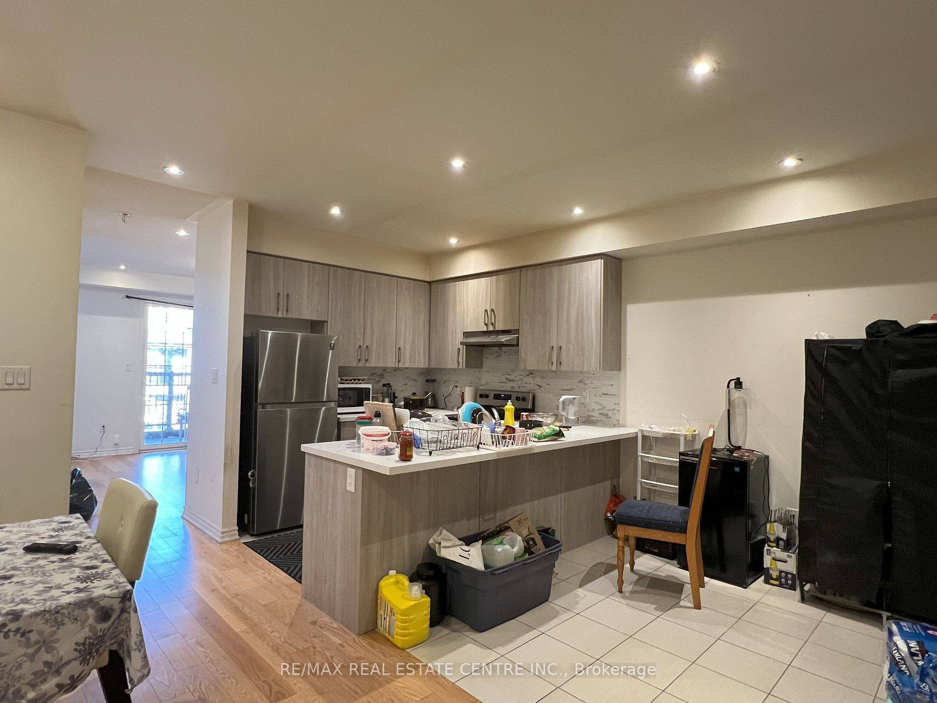 Brampton, ON L6Y 6K1,62 Hashmi PL