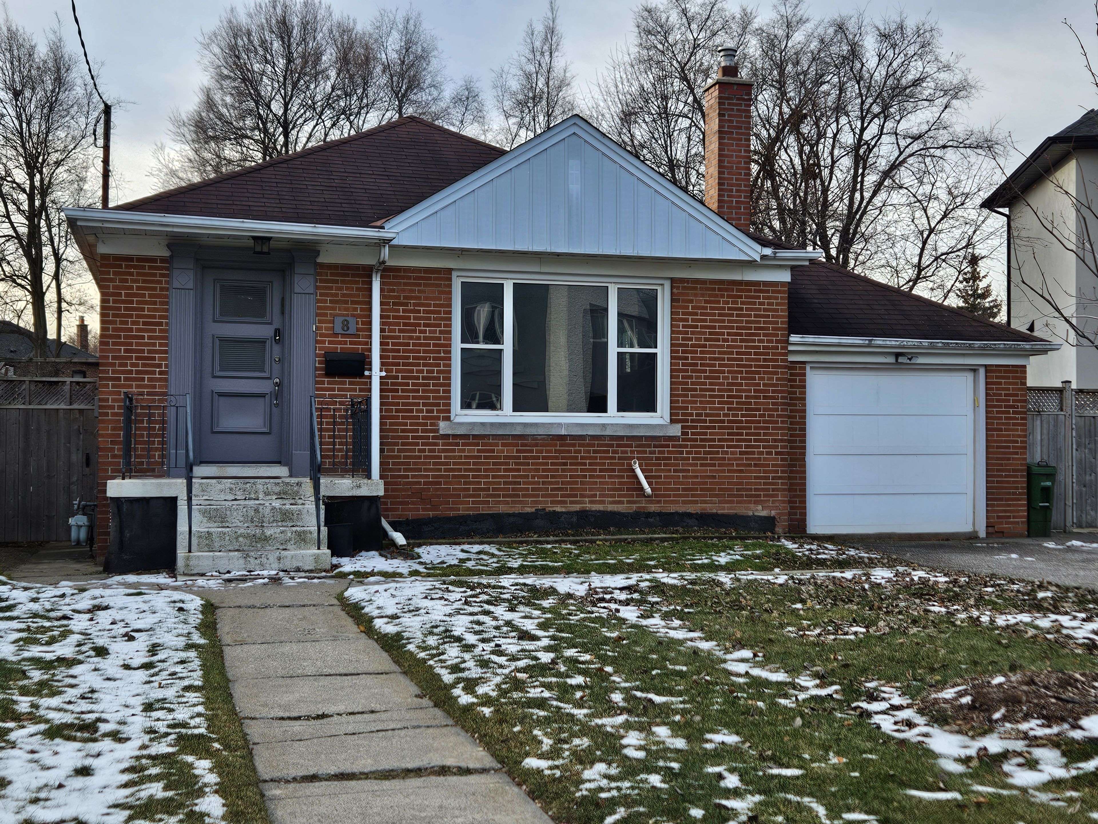 Toronto C04, ON M6A 2J5,8 Roberta DR