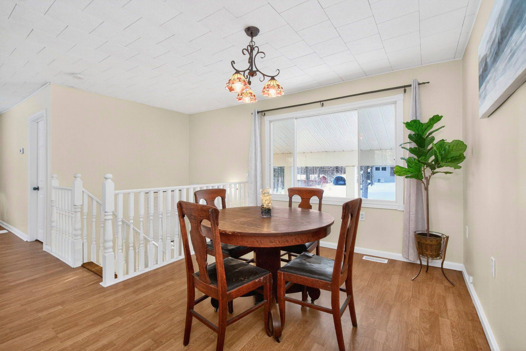 Tiny, ON L9M 0B9,8 Robin CT