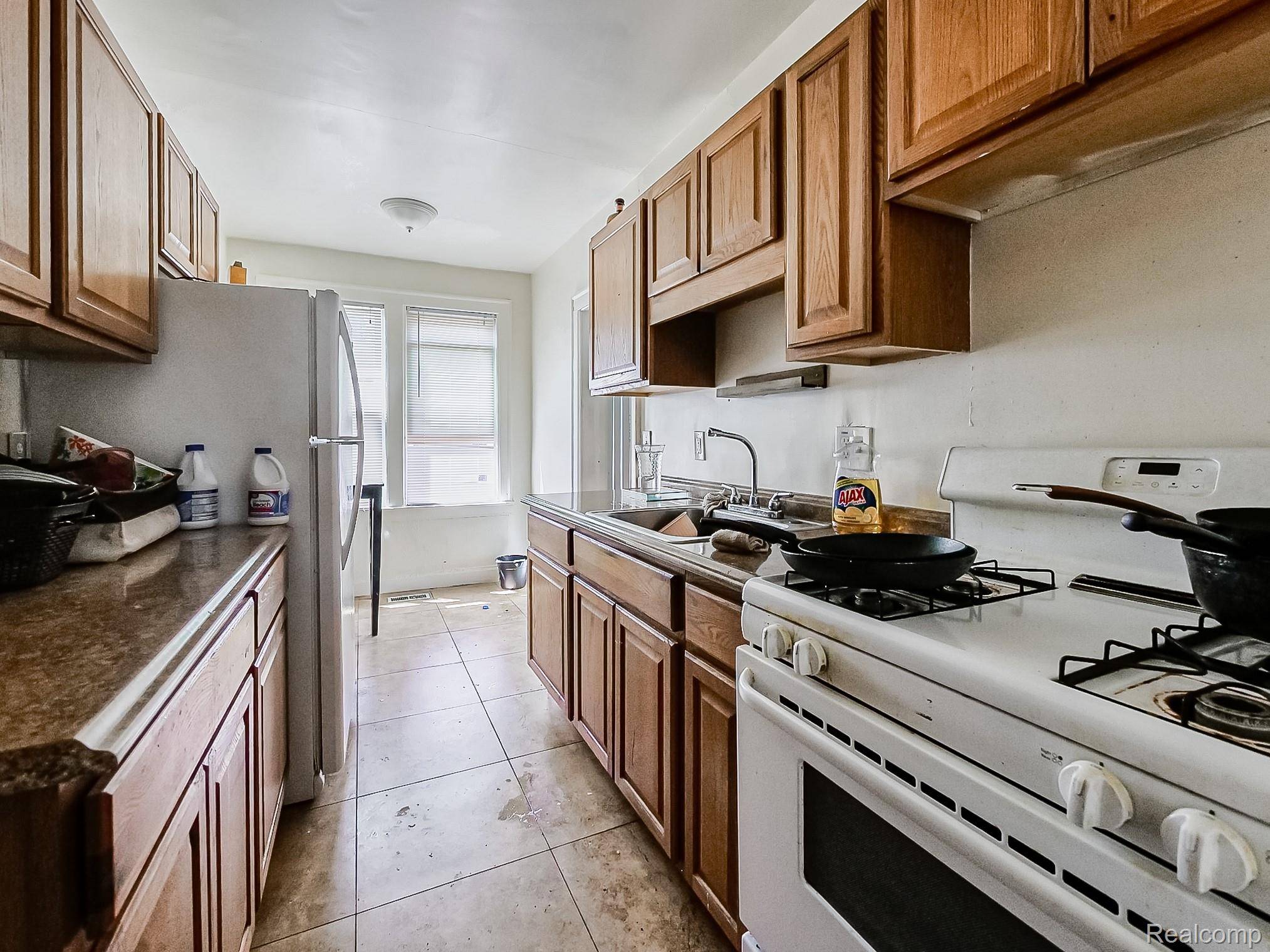 Detroit, MI 48221,16810 Baylis ST