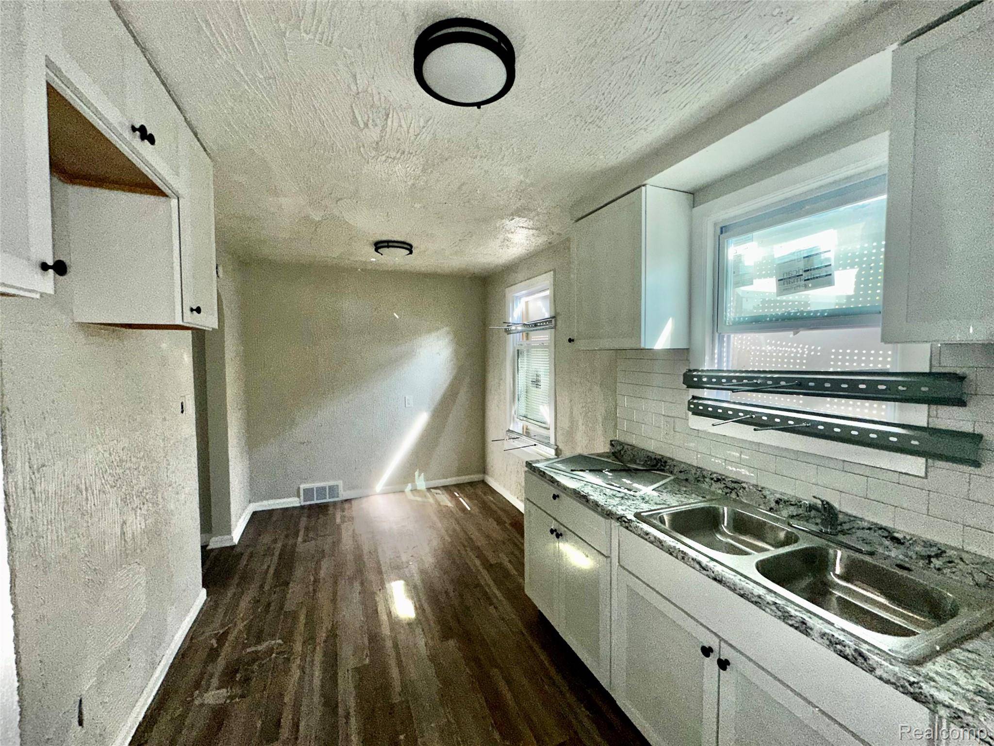 Detroit, MI 48205,18900 Fairport ST