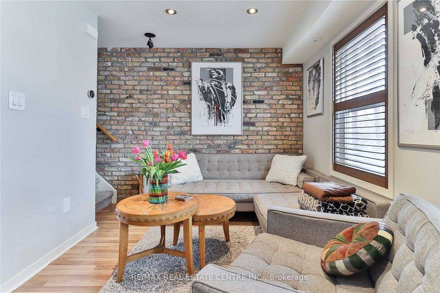 Toronto E01, ON M4M 1P9,823 Dundas ST E #5