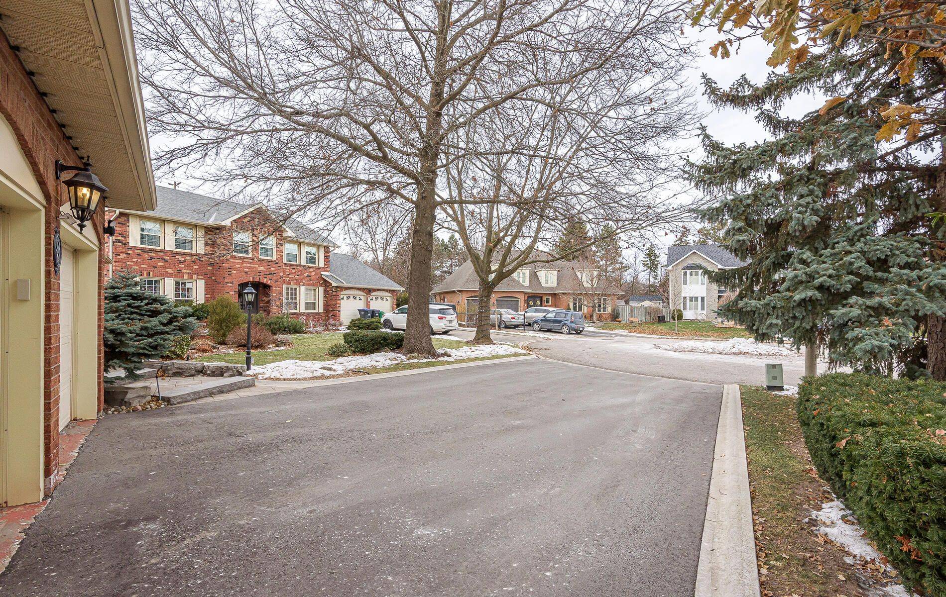Brampton, ON L6Z 2A4,8 Oakridge CT