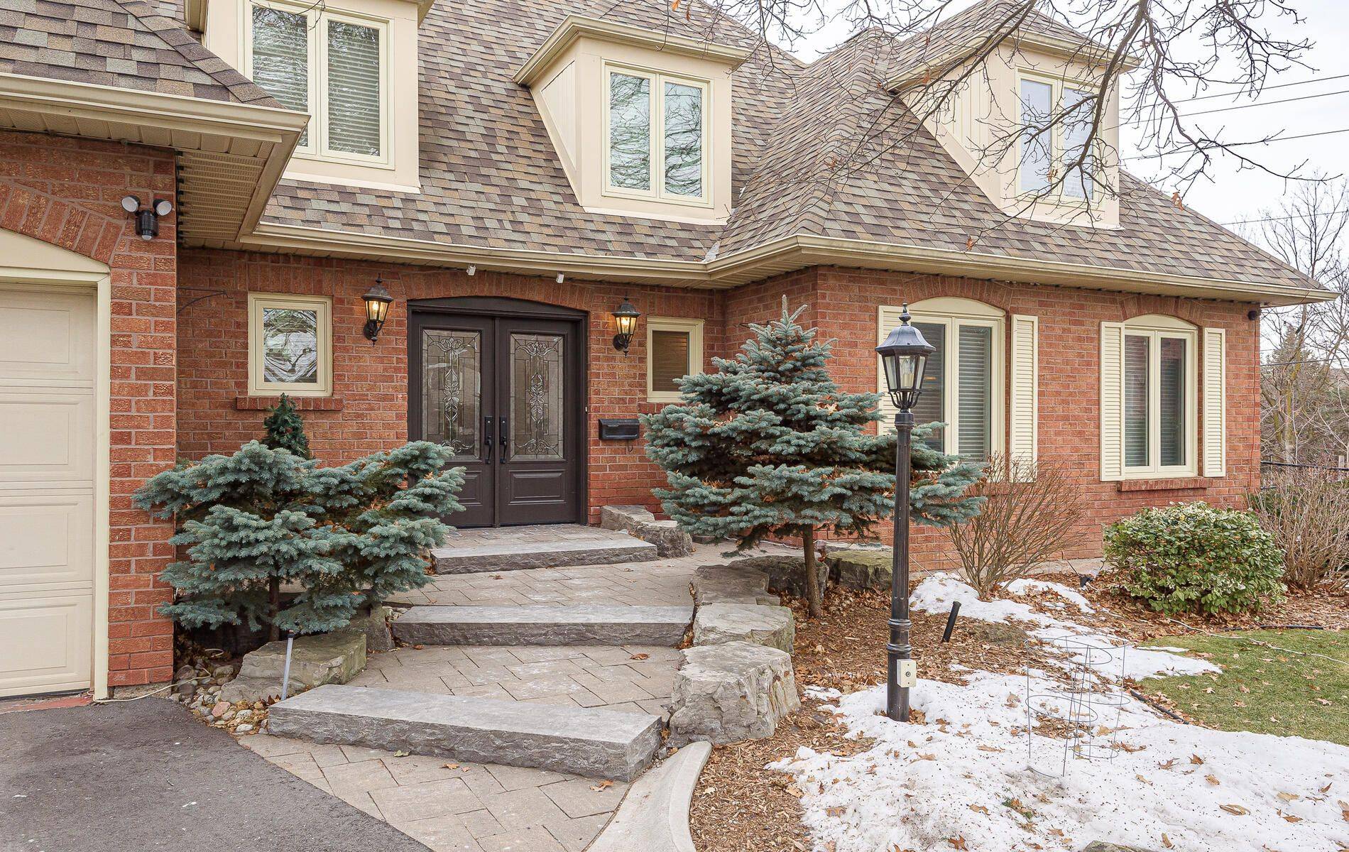 Brampton, ON L6Z 2A4,8 Oakridge CT