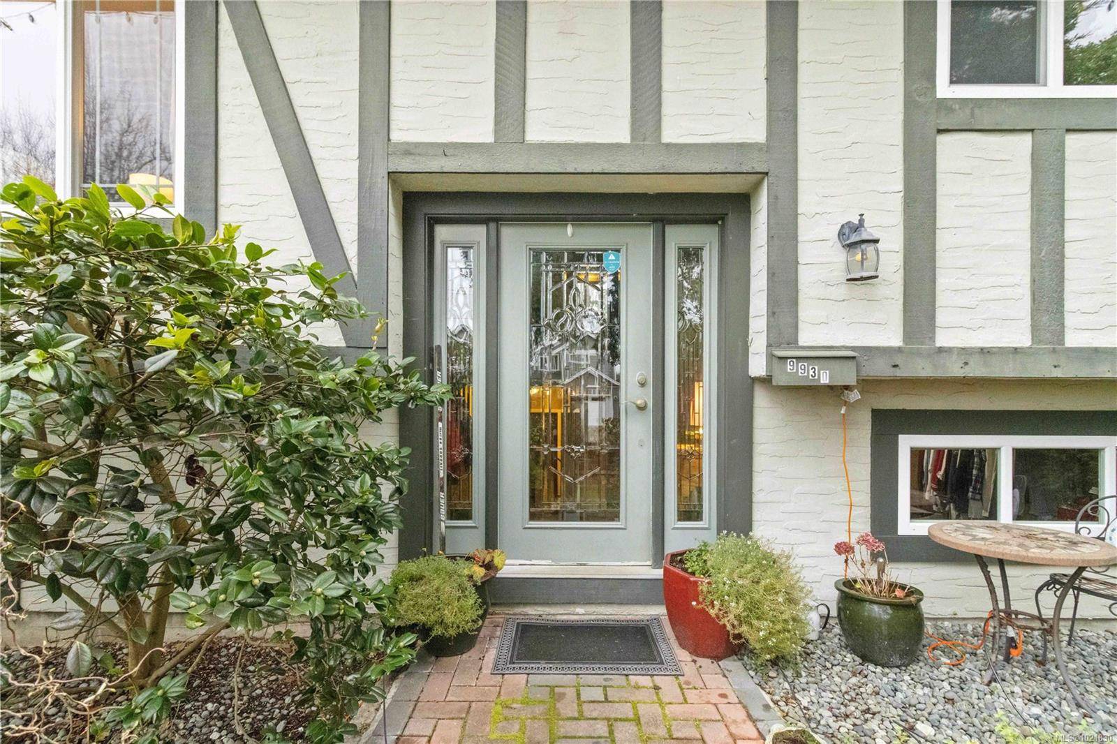 Sidney, BC V8L 3M2,9930 Bessredge Pl