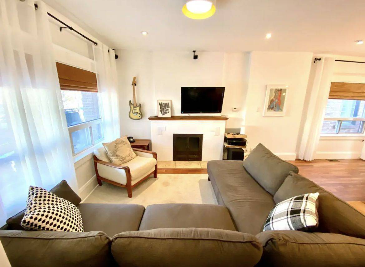 Toronto E02, ON M4L 3G7,4 Edgewood AVE