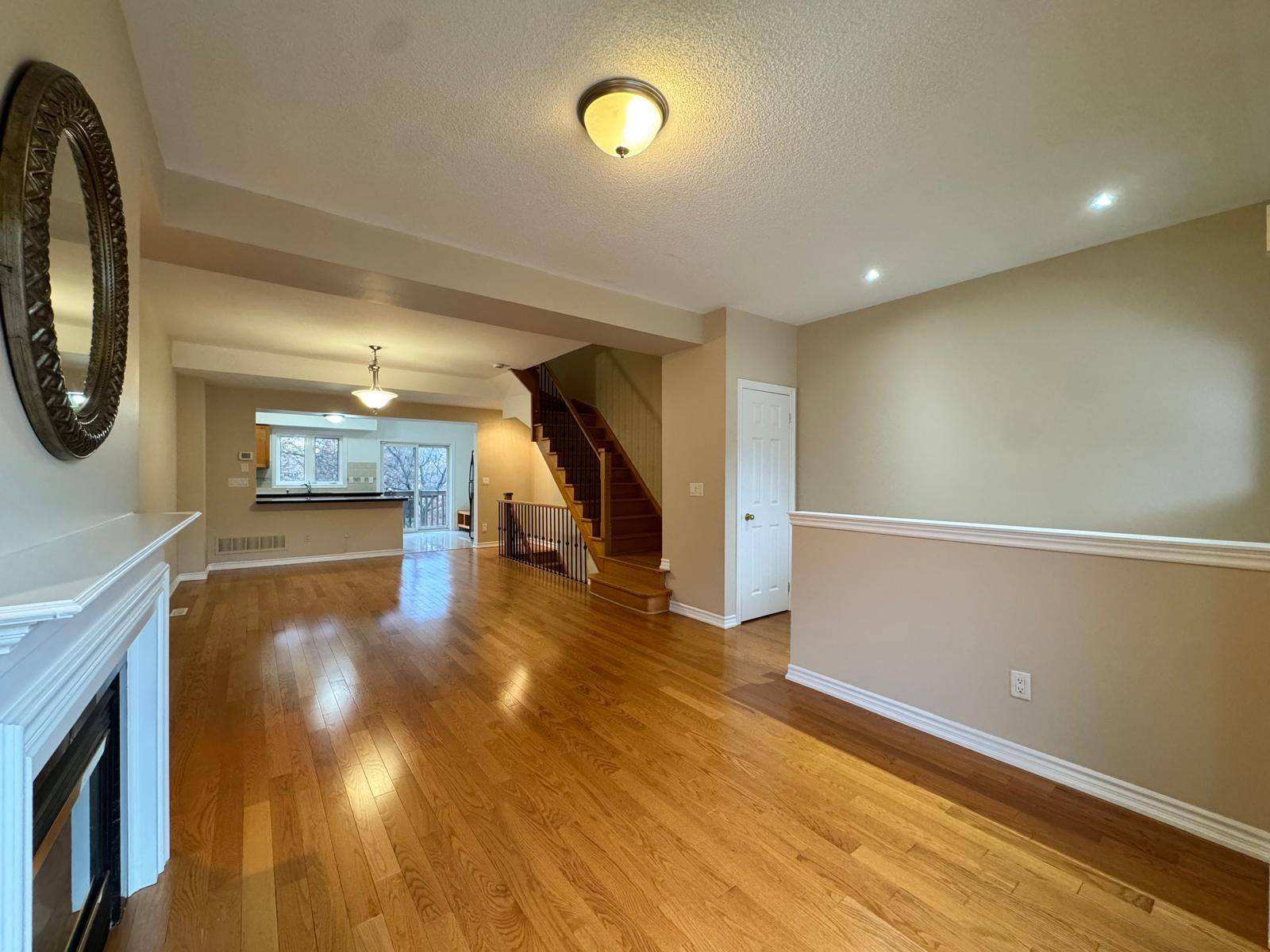 Richmond Hill, ON L4B 4C5,9133 Bayview AVE #10