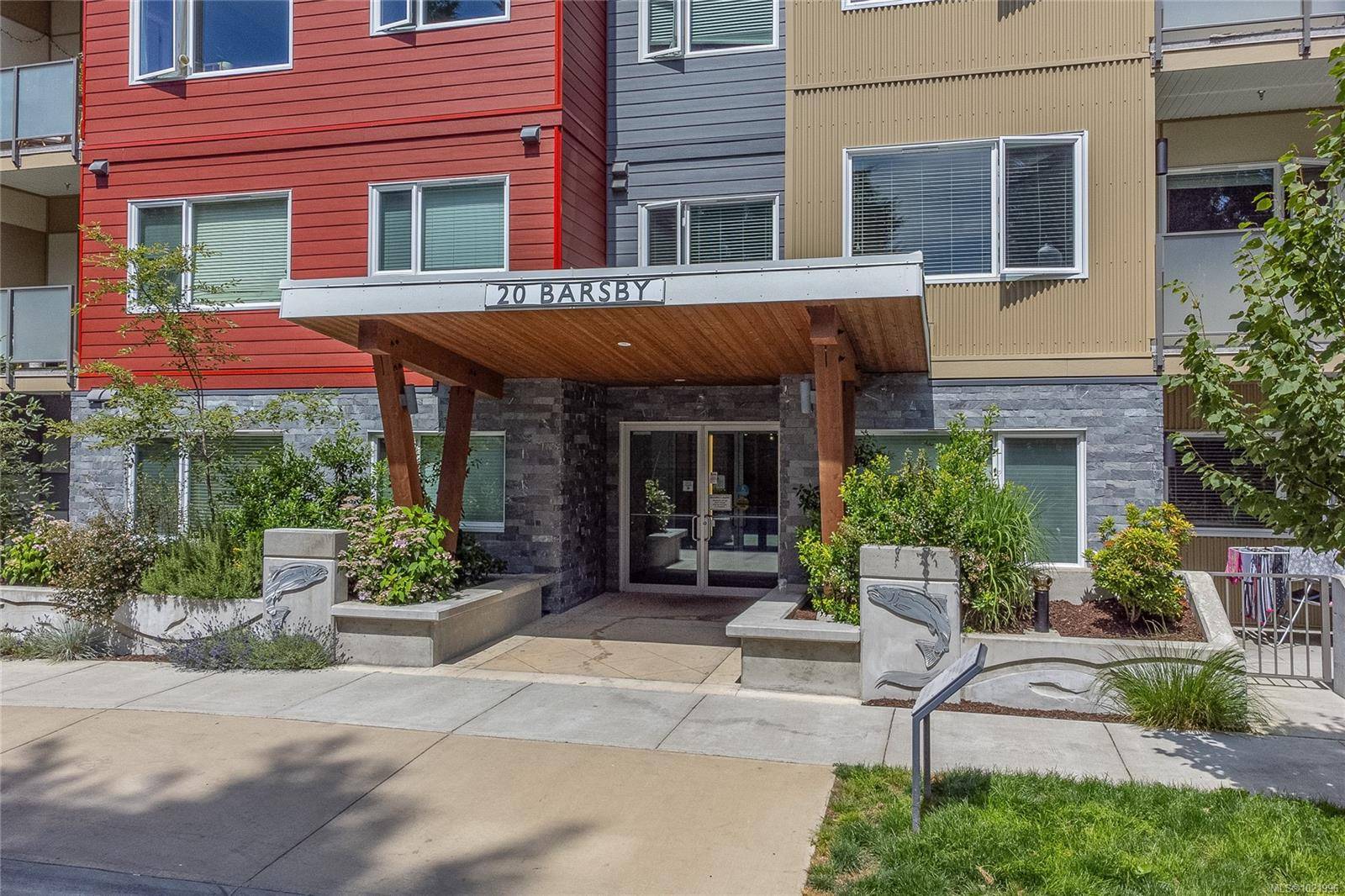 Nanaimo, BC V9R 0K4,20 Barsby Ave #212