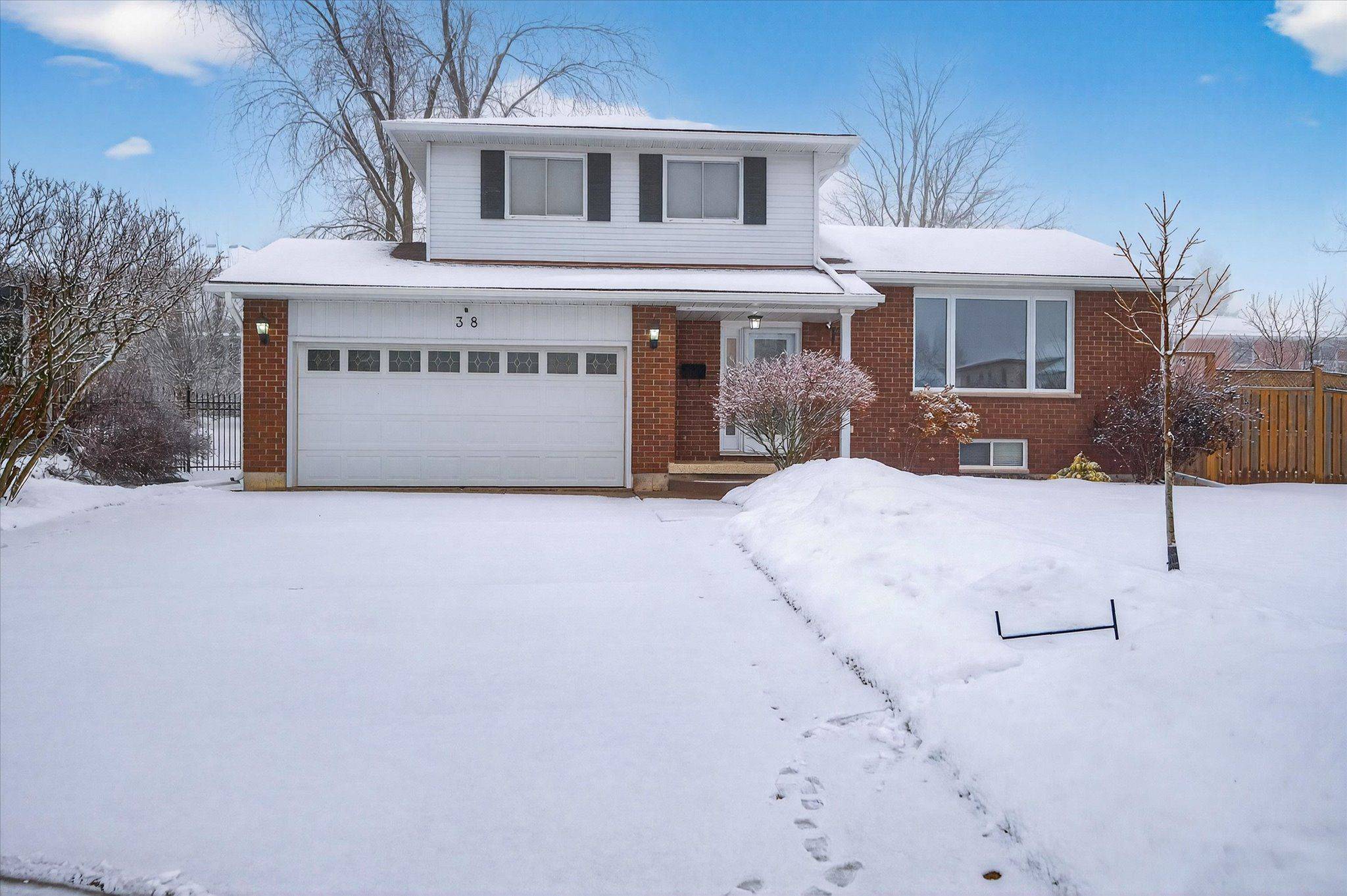 Peterborough, ON K9K 2A3,38 Clearview CT