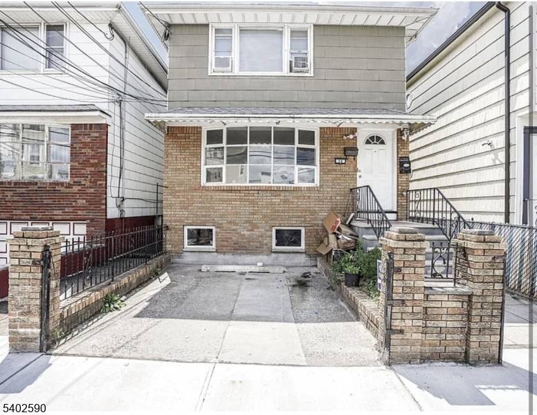 Harrison Town, NJ 07029,24 Kingsland Ave