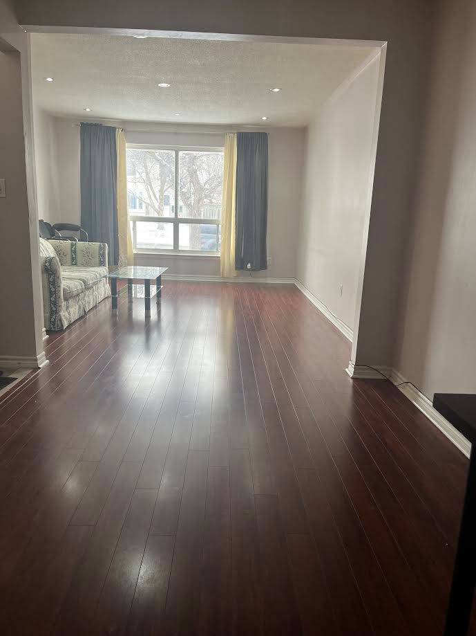 Brampton, ON L6T 2G2,7 Forsythia RD #Upper