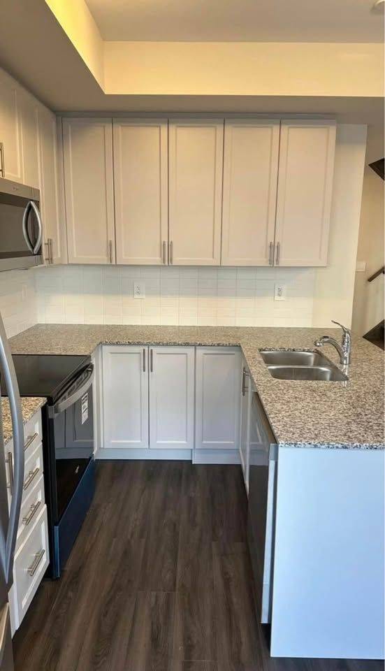 Milton, ON L9E 1N4,1593 Rose WAY #111