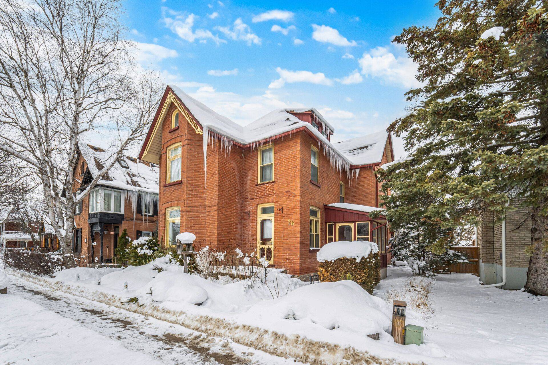 Innisfil, ON L0L 1L0,28 Queen ST